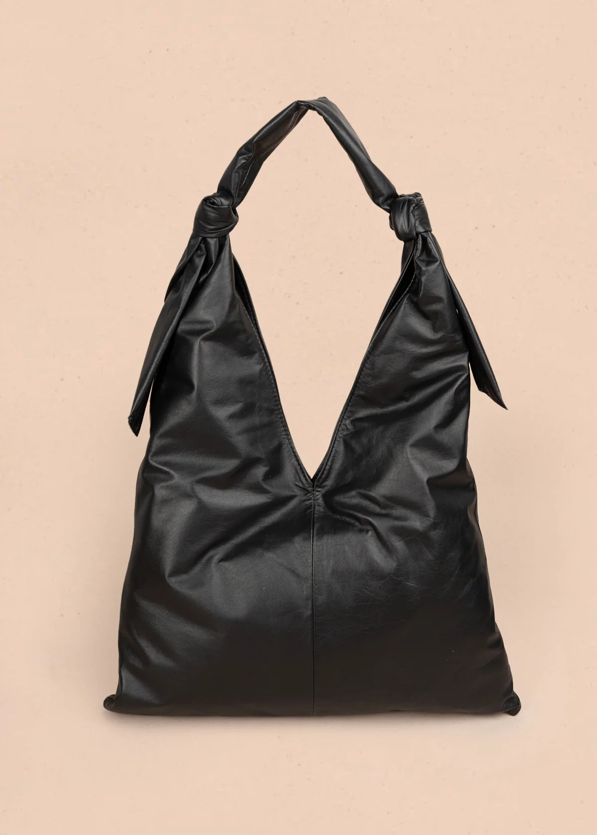 Bolso tipo shopping en cuero color negro con asas nudadas 105818 - Image 2
