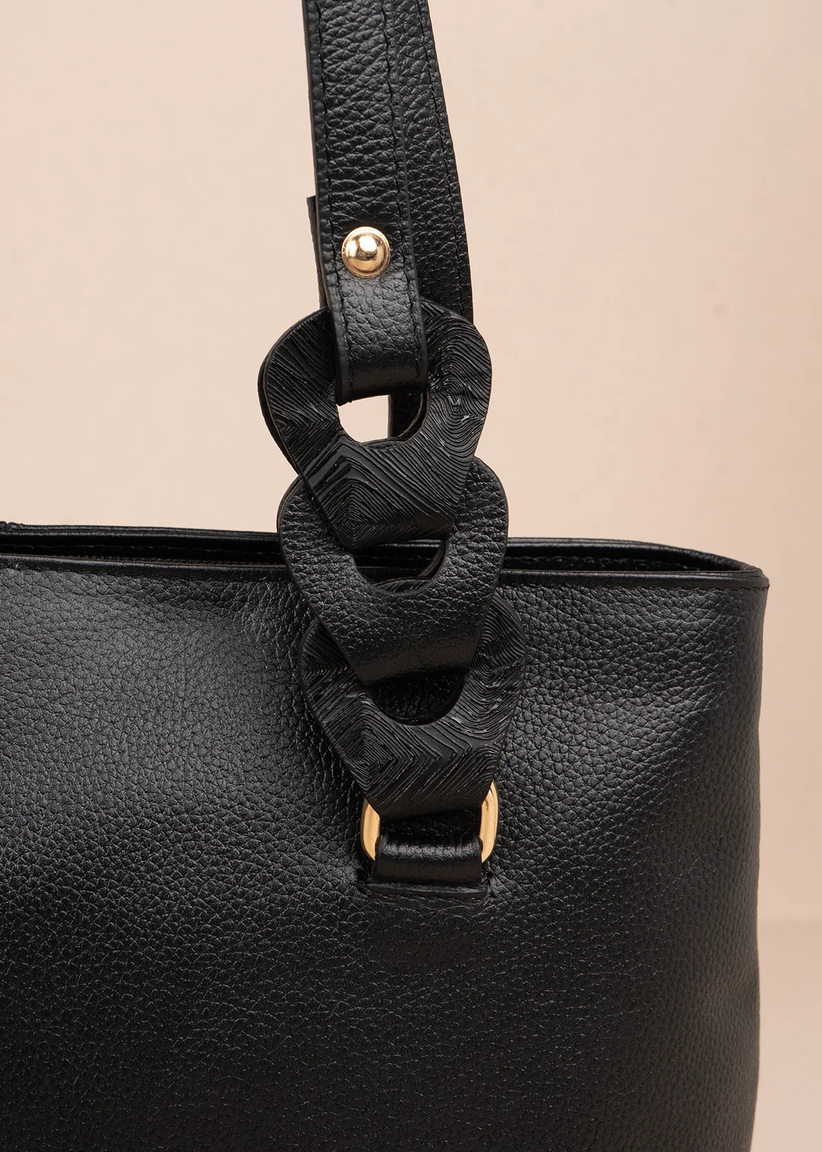 Bolso tipo cartera en cuero color negro con asas en eslabón 105784 - Image 3