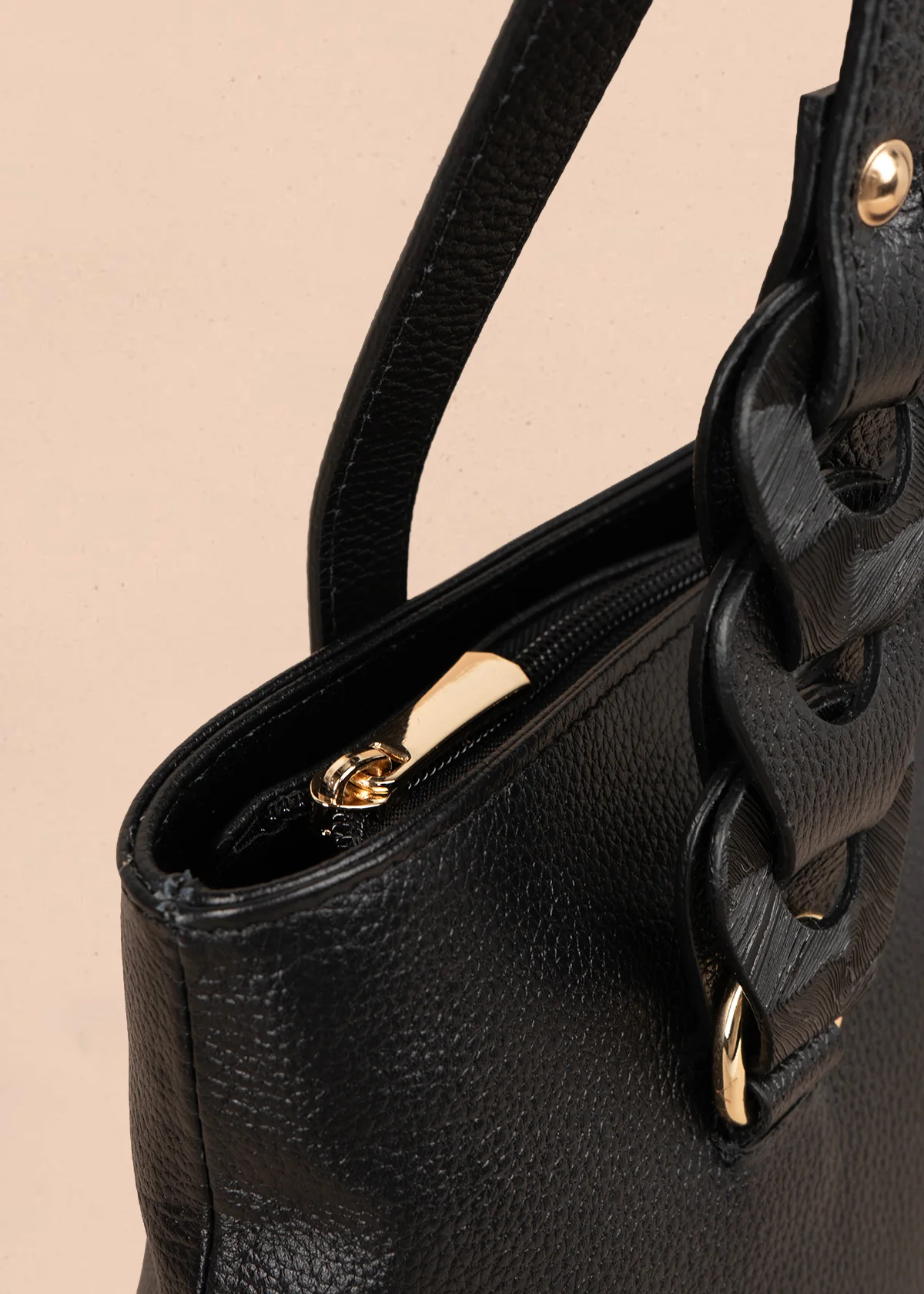 Bolso tipo cartera en cuero color negro con asas en eslabón 105784 - Image 4