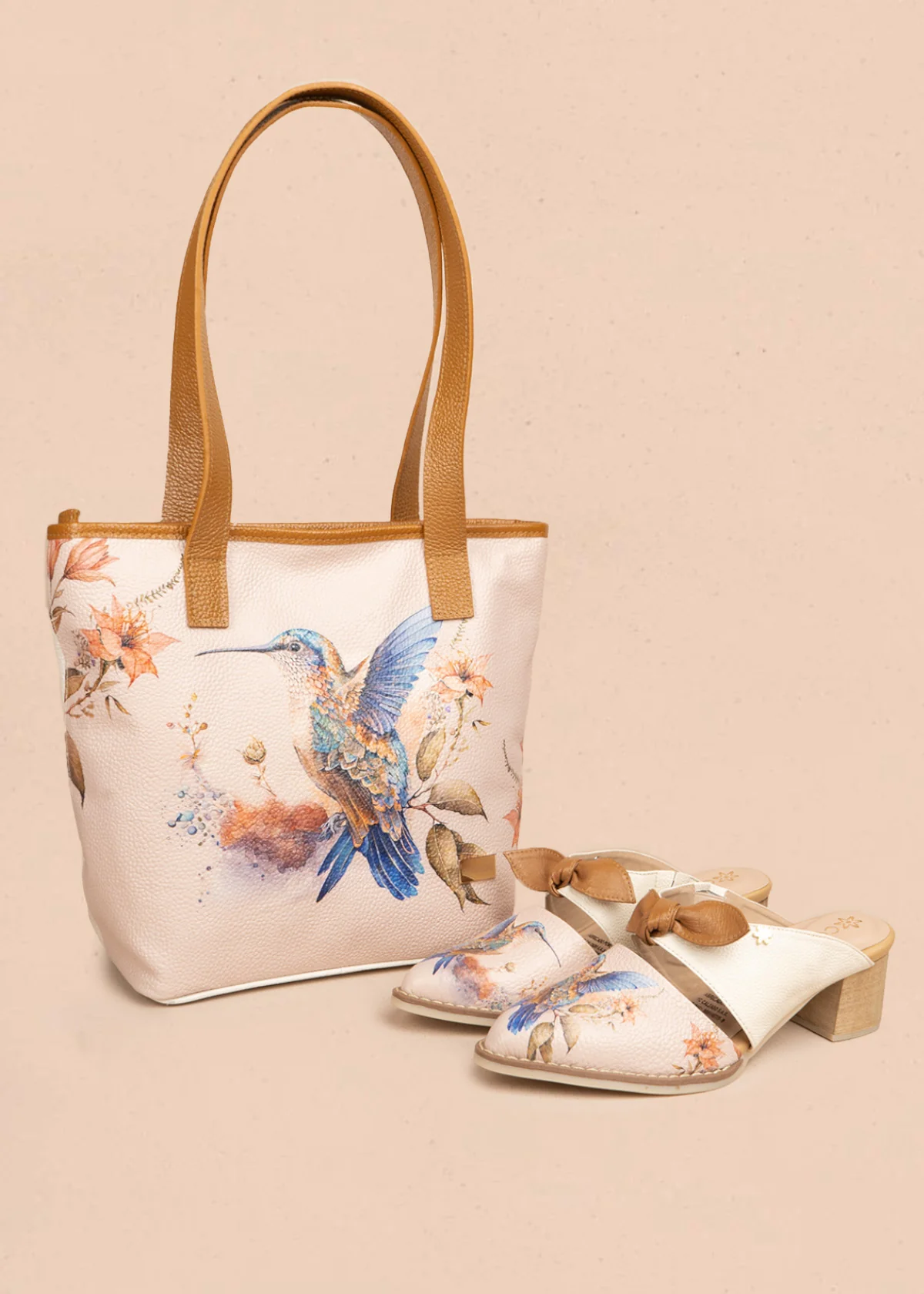Bolso tipo shopping en cuero color talco con estampado de colibrí y flores  106624 - Image 2