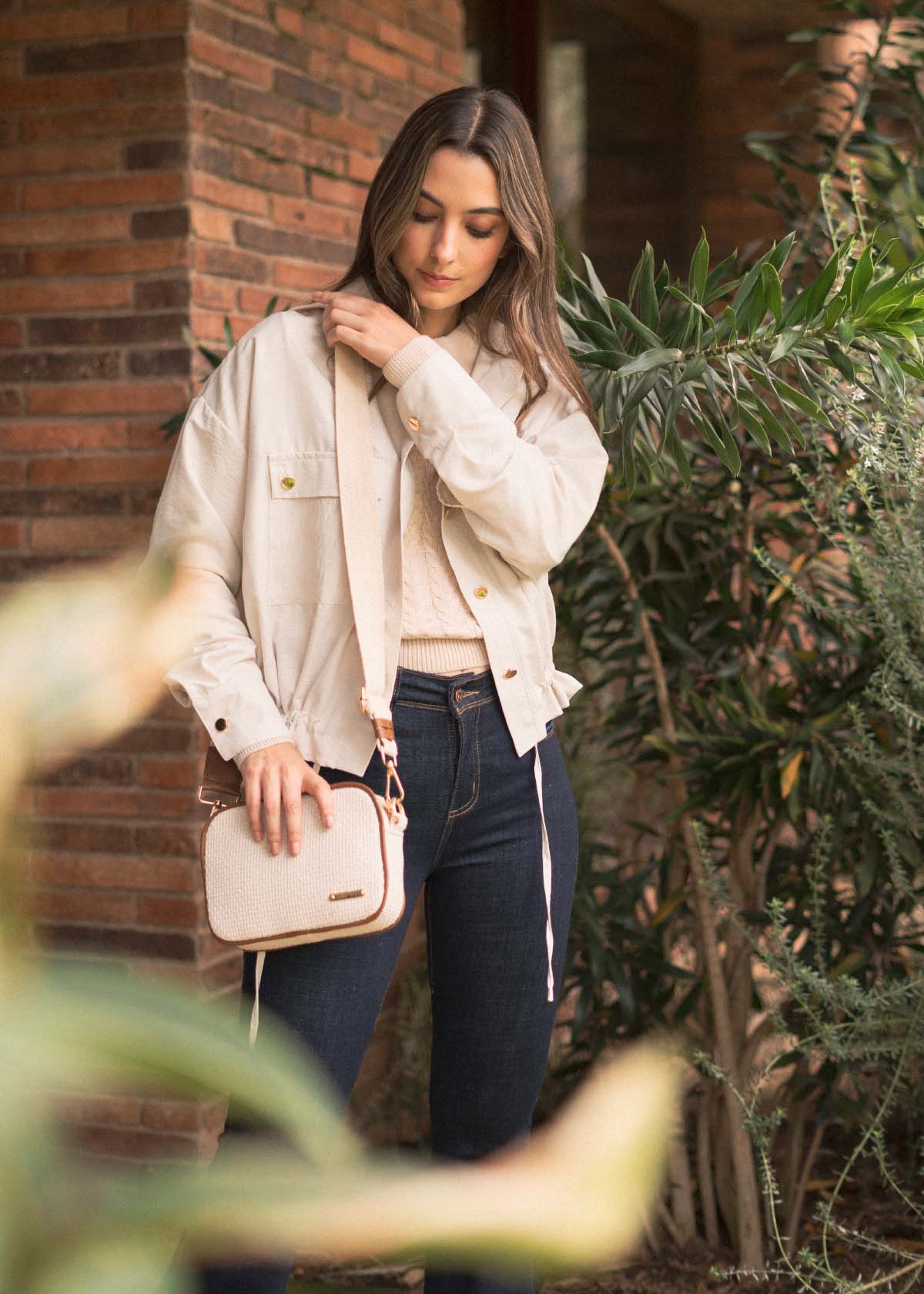 Bolso manos libres color beige con textura y bordes marrones 106961 - Image 2