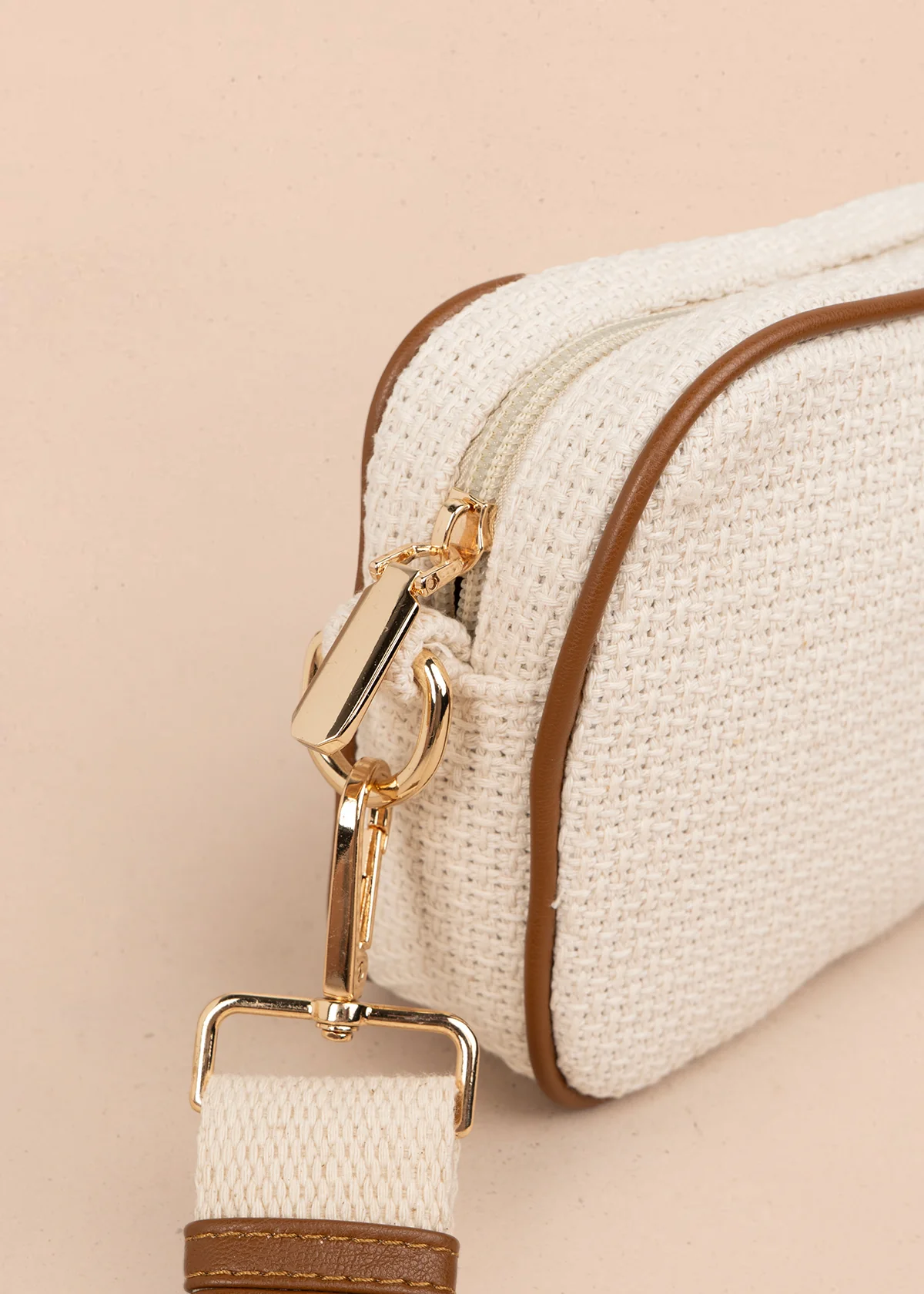 Bolso manos libres color beige con textura y bordes marrones 106961 - Image 4