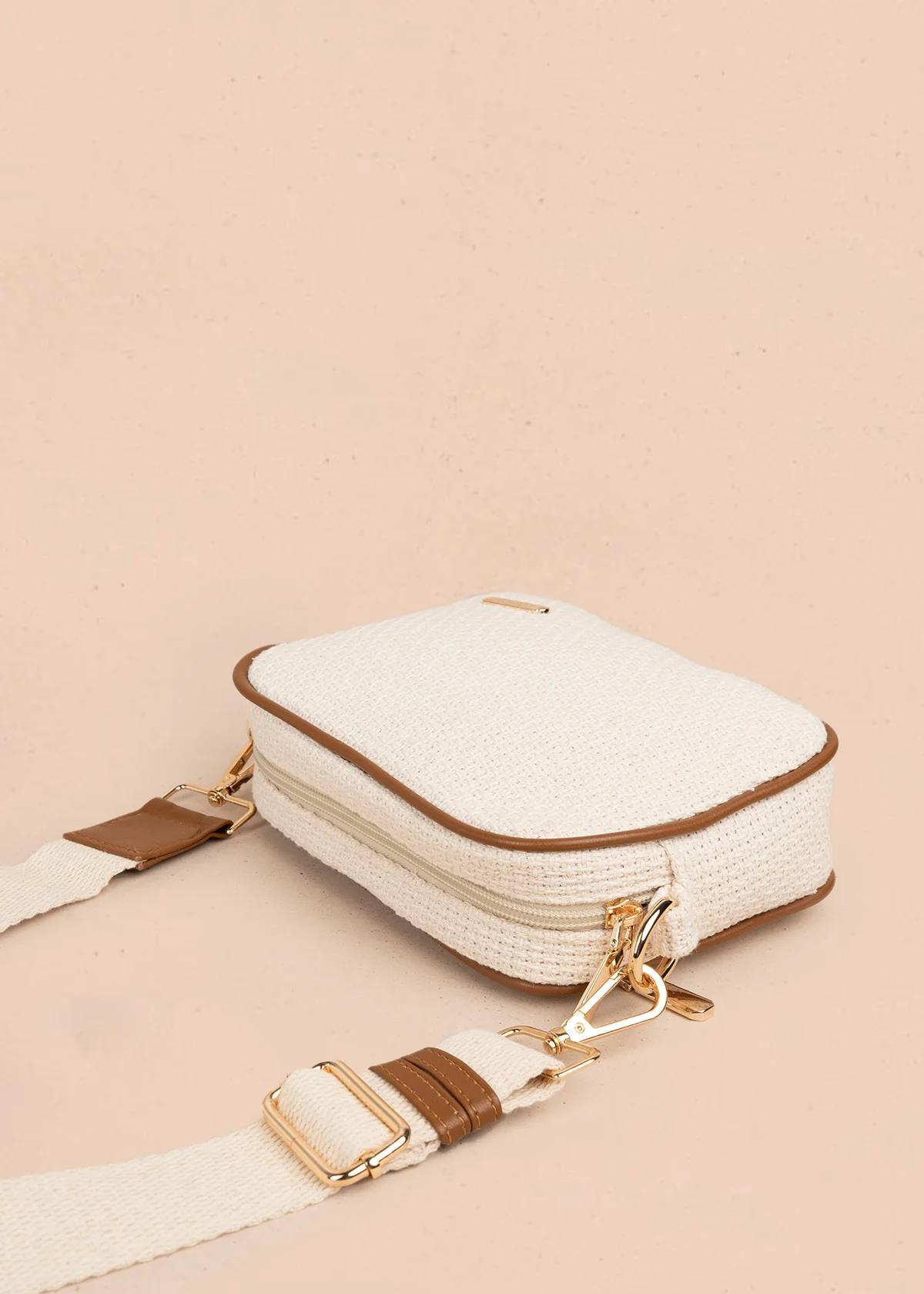 Bolso manos libres color beige con textura y bordes marrones 106961 - Image 5