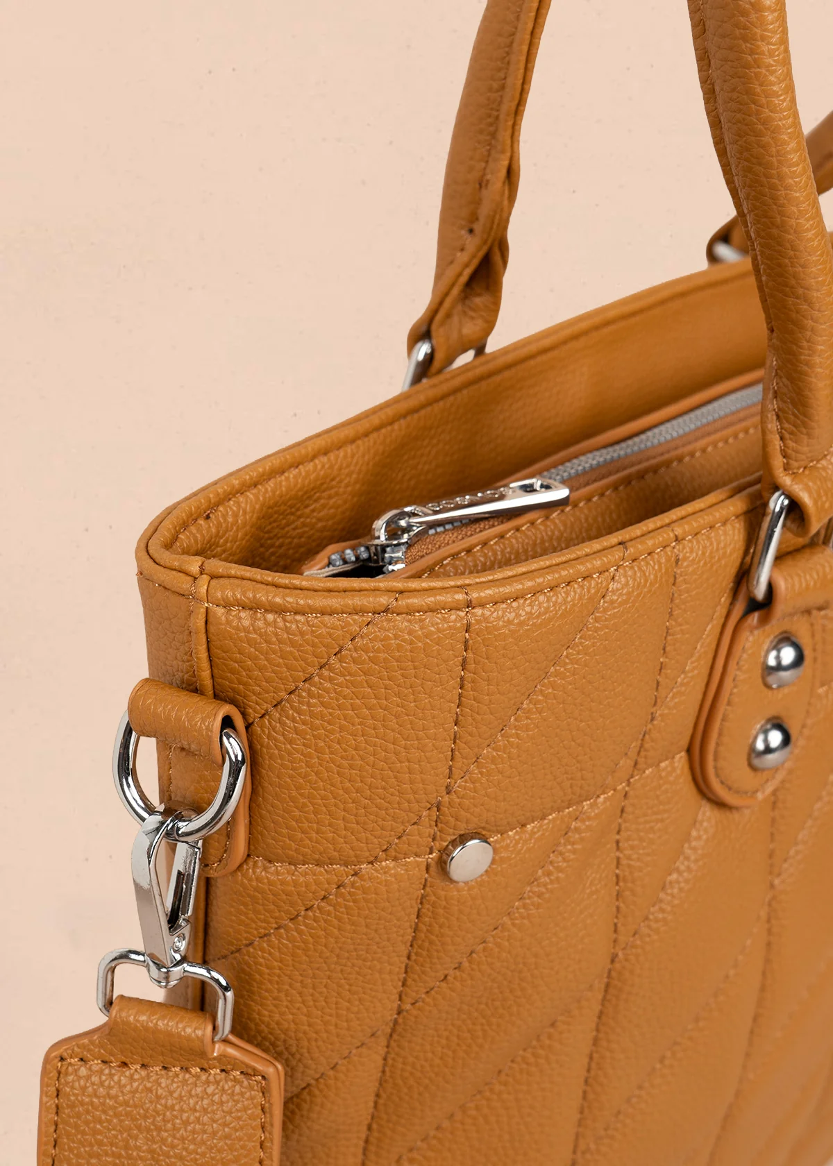 Bolso tipo shopping color miel textura acolchada 106287 - Image 3