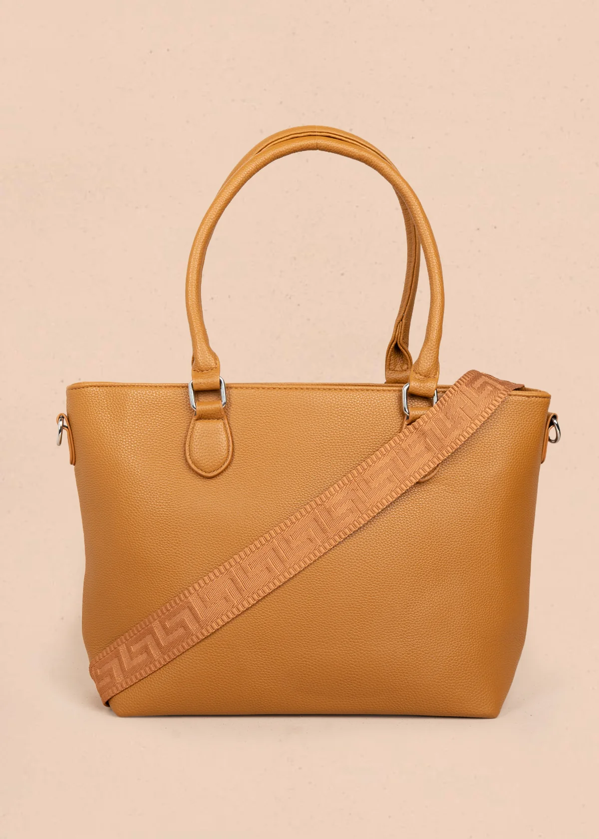 Bolso tipo shopping color miel textura acolchada 106287 - Image 4