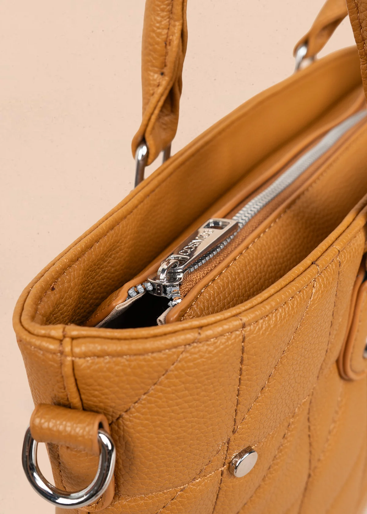 Bolso tipo shopping color miel textura acolchada 106287 - Image 5