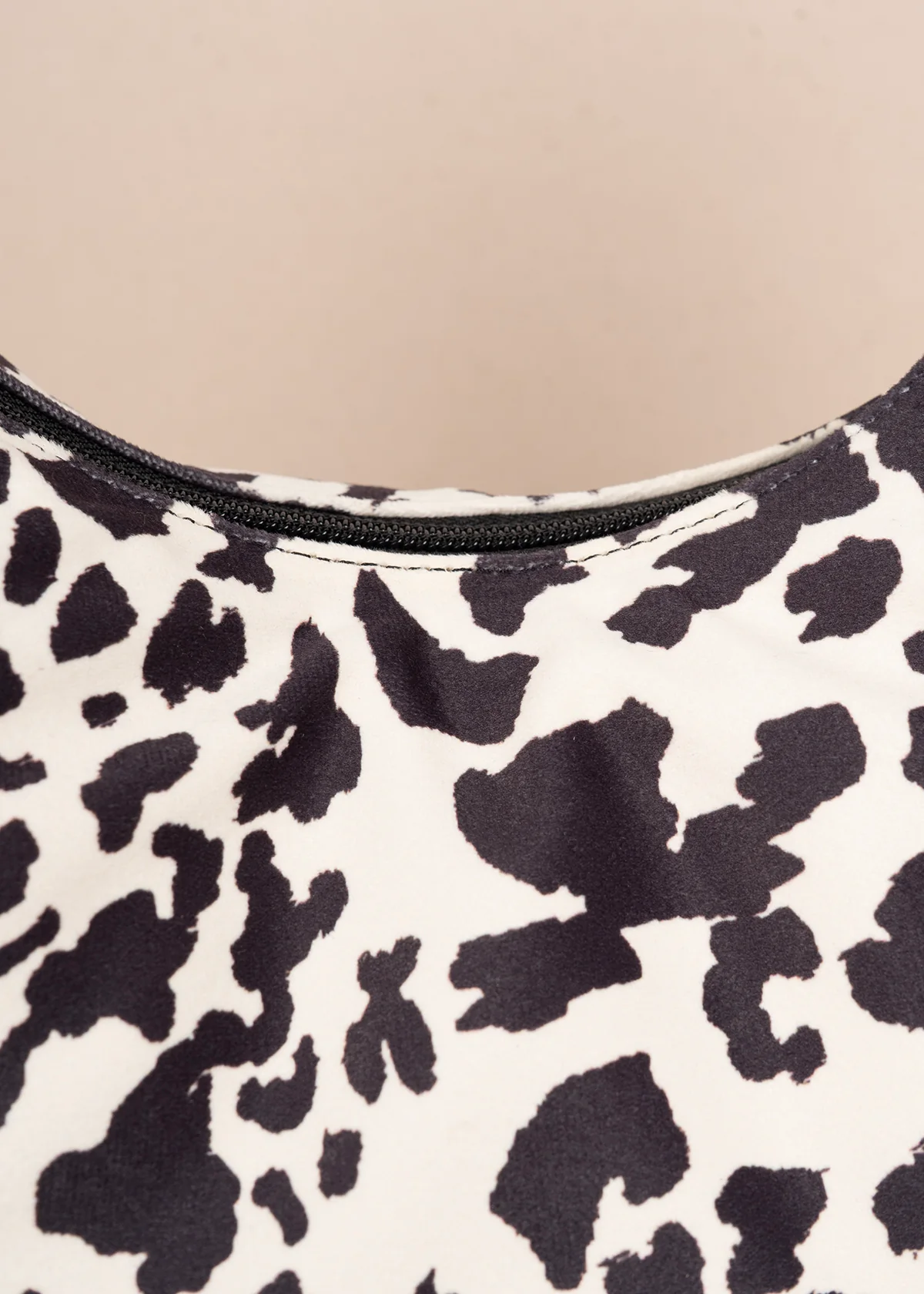 Bolso tipo cartera color negro con diseño animal print 106958 - Image 6