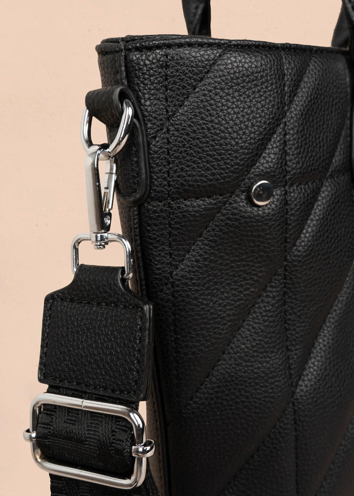 Bolso tipo shopping color negro textura acolchada 106287 - Image 3