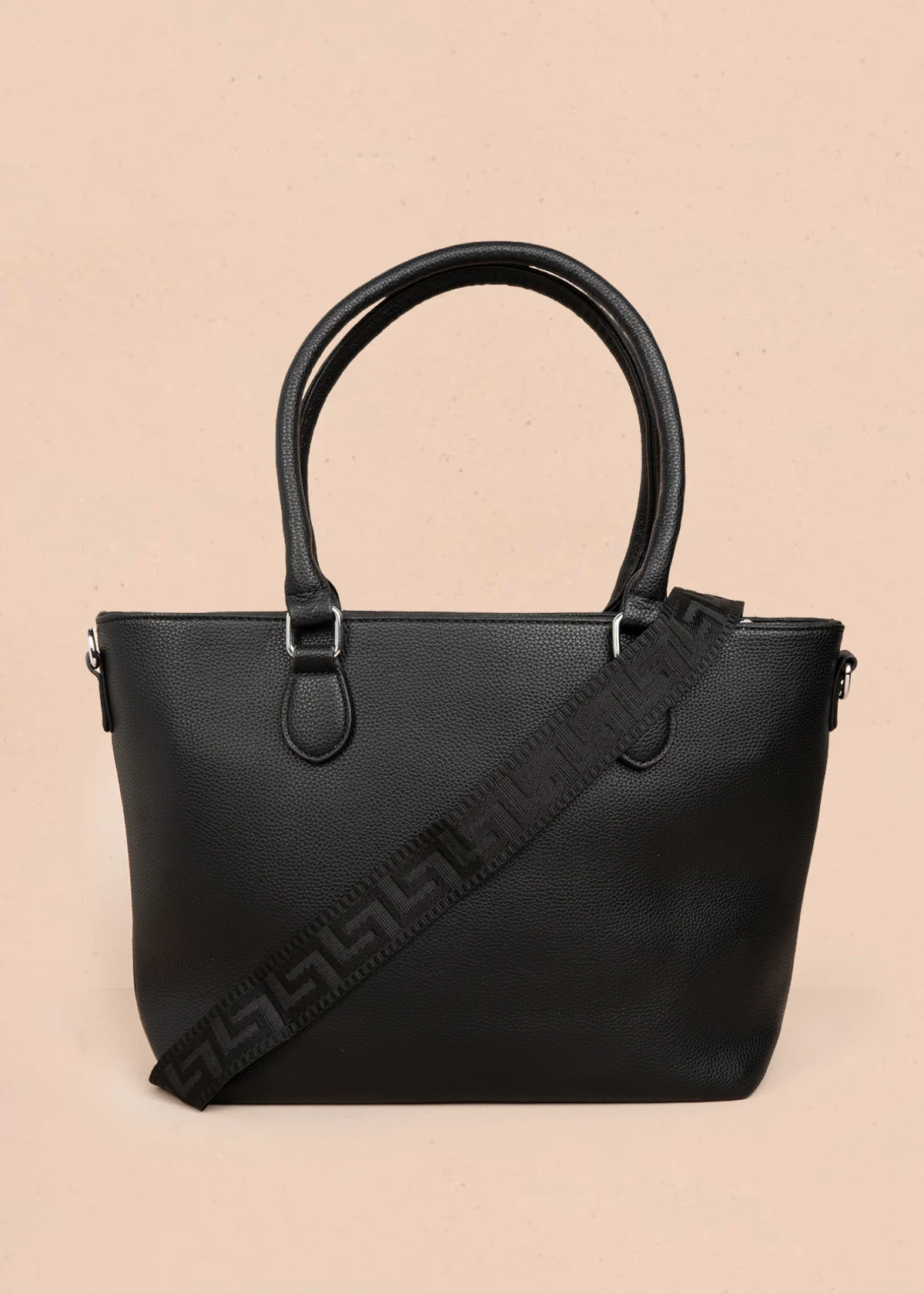 Bolso tipo shopping color negro textura acolchada 106287 - Image 4