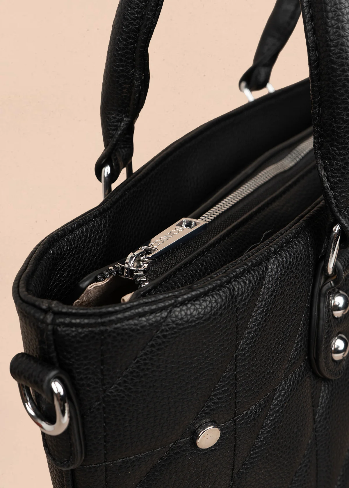 Bolso tipo shopping color negro textura acolchada 106287 - Image 5