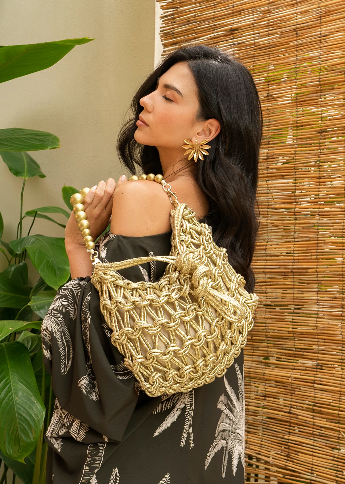 Bolso manos libres color dorado con tejido de cuerda y asa de perlas 105938 - Image 2
