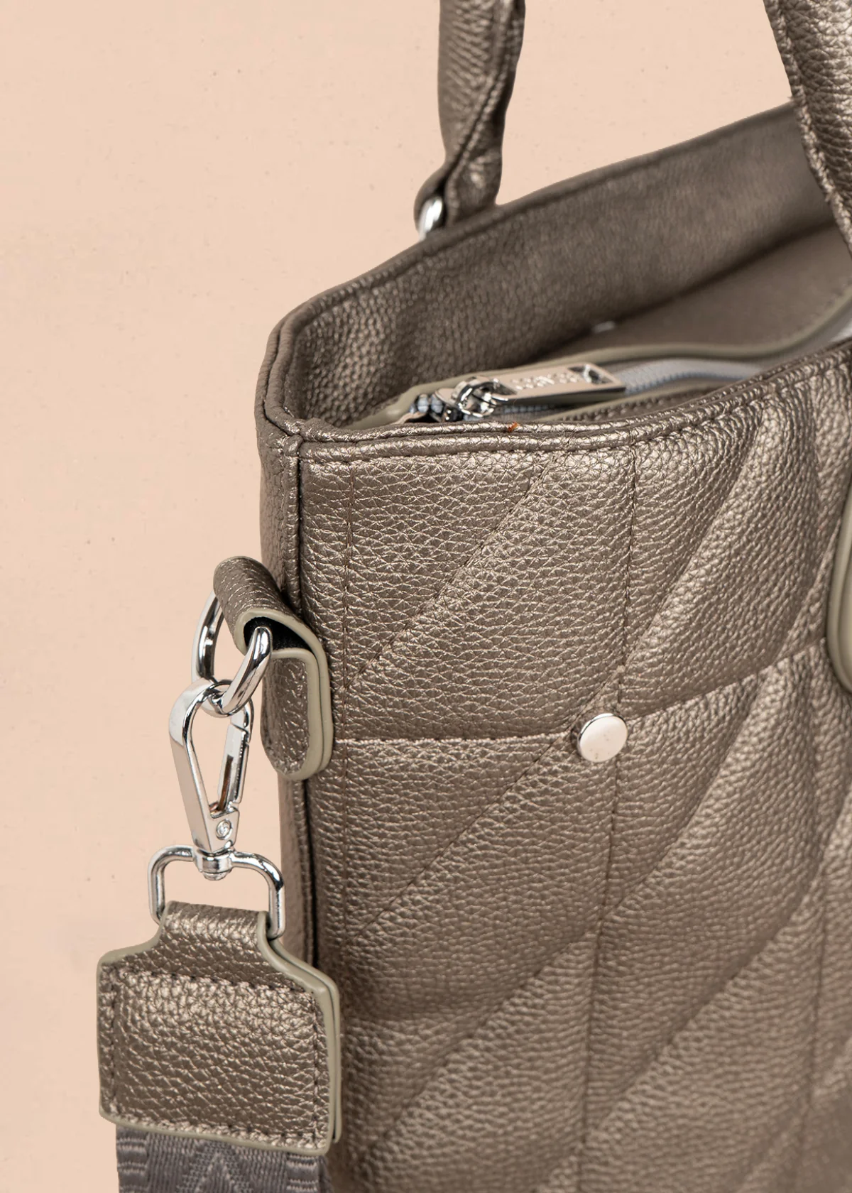 Bolso tipo shopping color plomo textura acolchada 106287 - Image 3