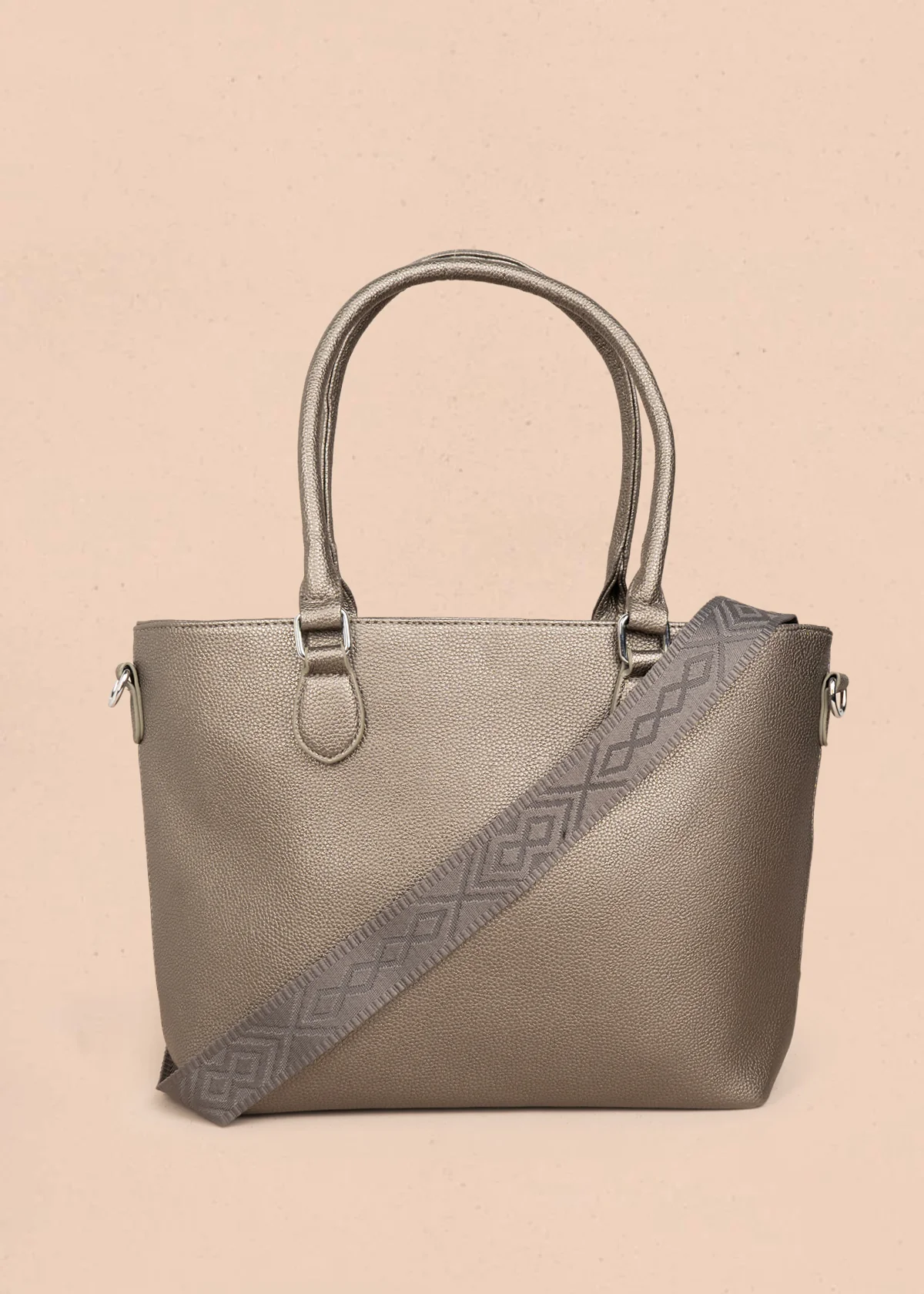 Bolso tipo shopping color plomo textura acolchada 106287 - Image 4