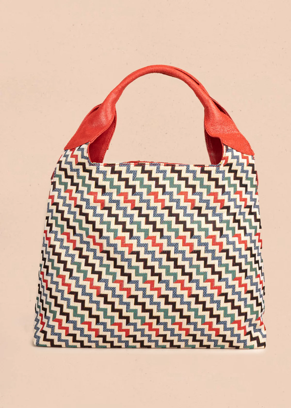 Bolso tipo shopping en cuero color rojo con diseño en zigzag y asa amplia 106481
