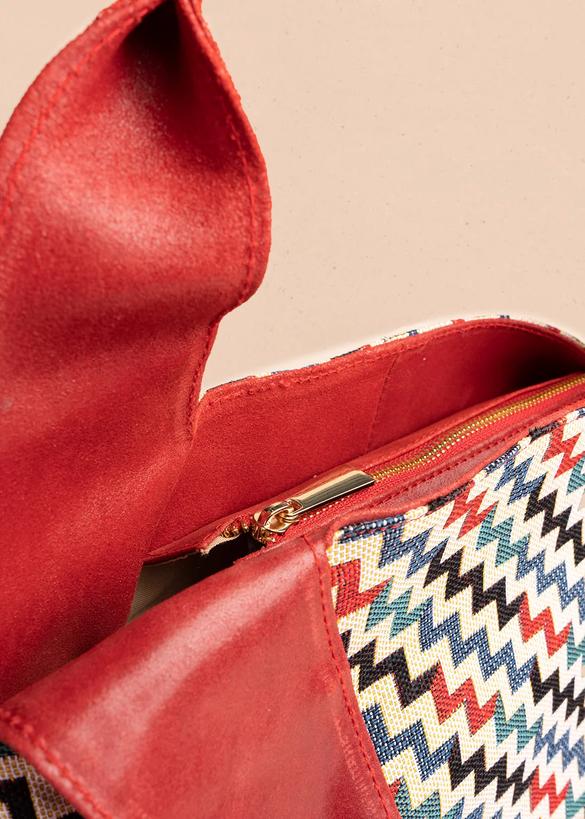 Bolso tipo shopping en cuero color rojo con diseño en zigzag y asa amplia 106481 - Image 4