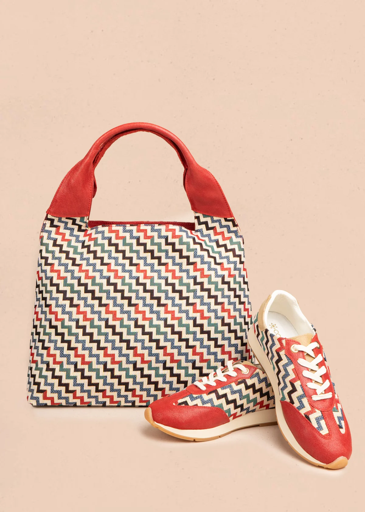 Bolso tipo shopping en cuero color rojo con diseño en zigzag y asa amplia 106481 - Image 6