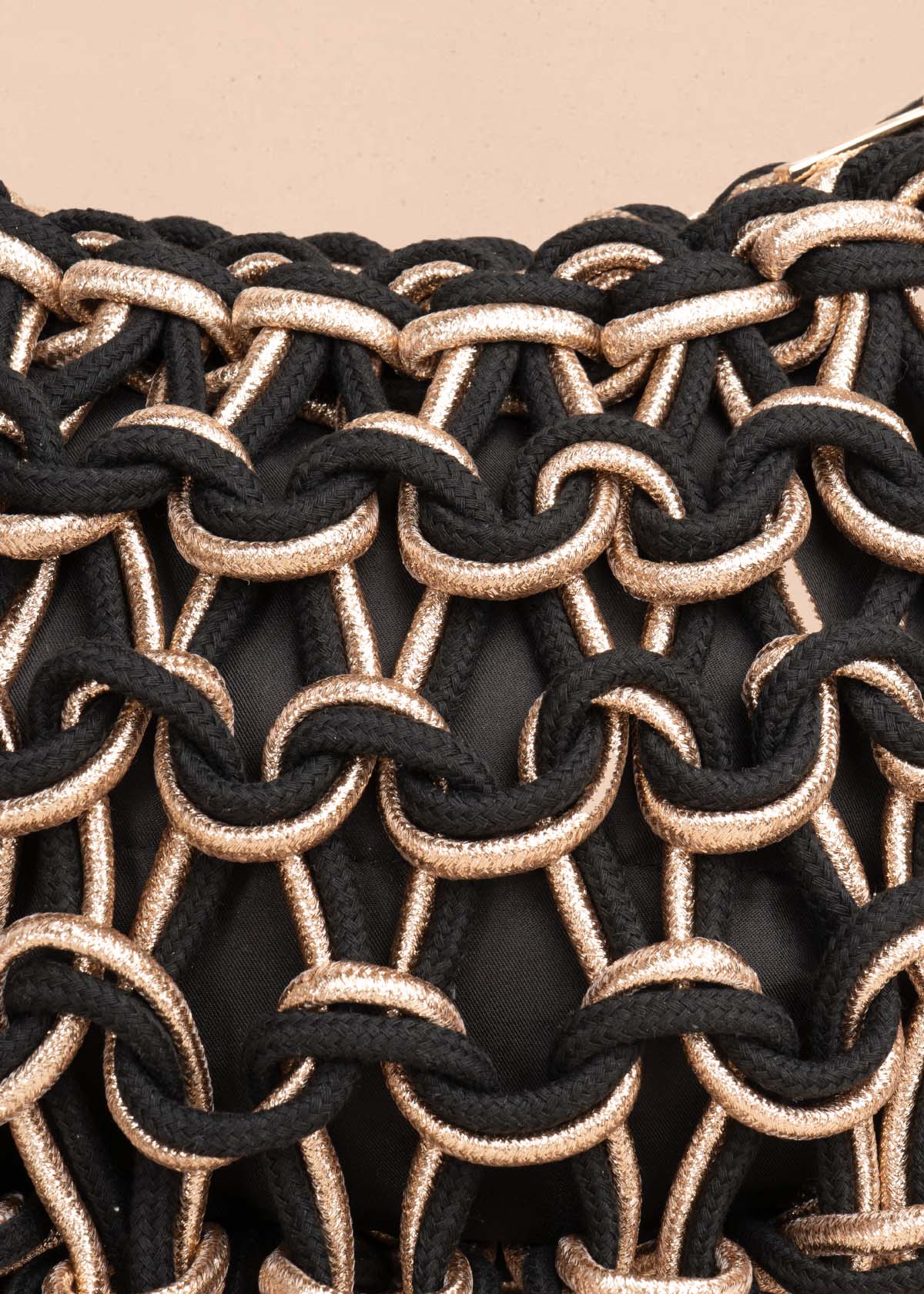 Bolso en tejido color negro con detalles dorados 105937 - Image 4