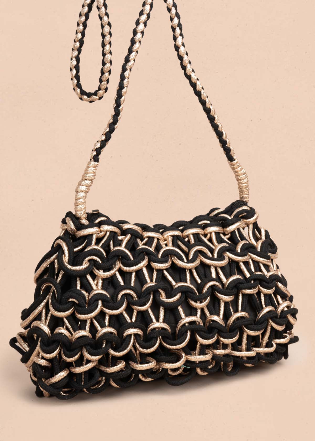 Bolso en tejido color negro con detalles dorados 105937 - Image 5
