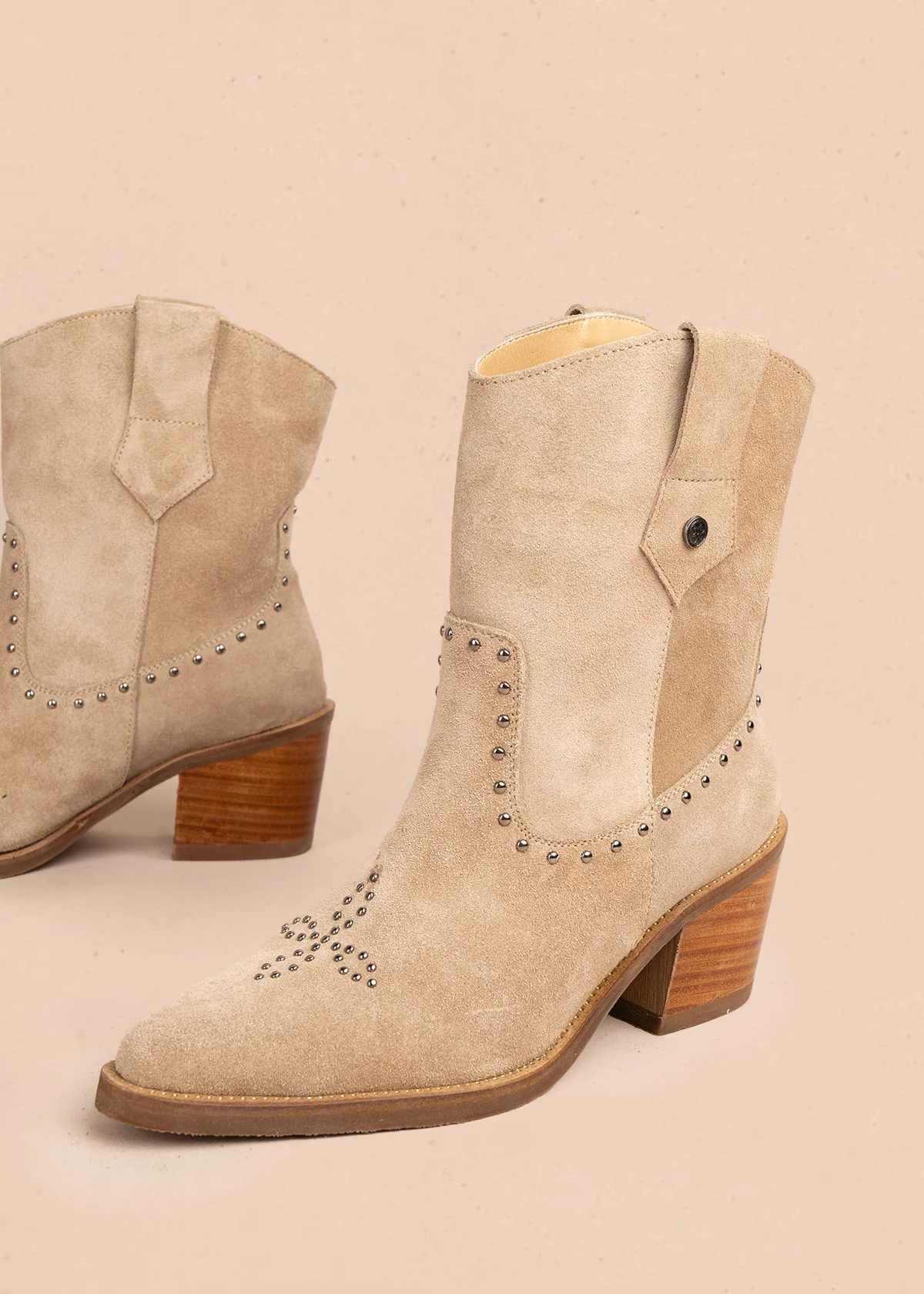 Bota en cuero color arena con bordado en la parte frontal y taches decorativos 105967 - Image 3