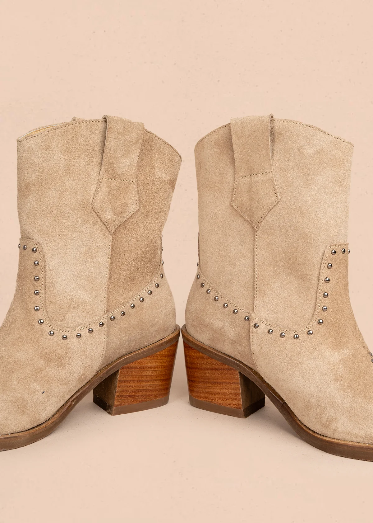 Bota en cuero color arena con bordado en la parte frontal y taches decorativos 105967 - Image 4