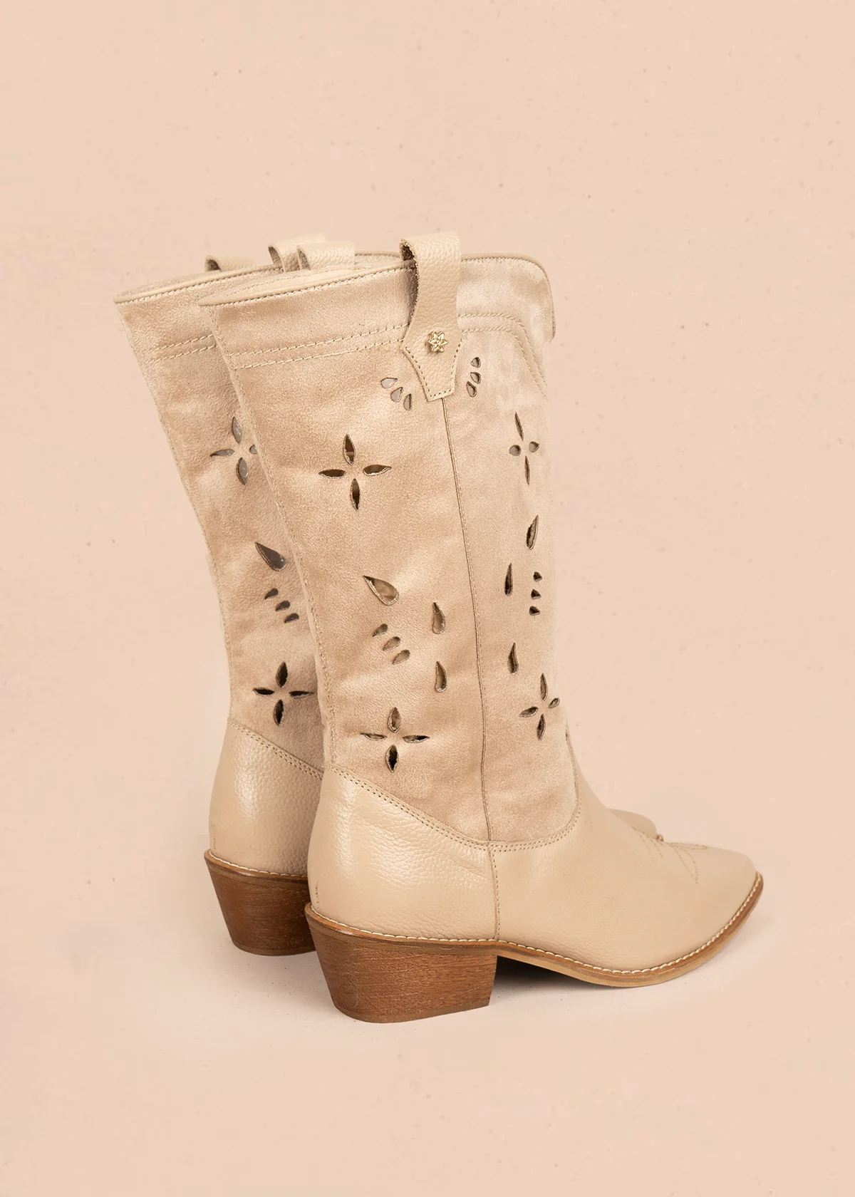Botas texanas en cuero color beige caña en textil y perforaciones 106166 - Image 4