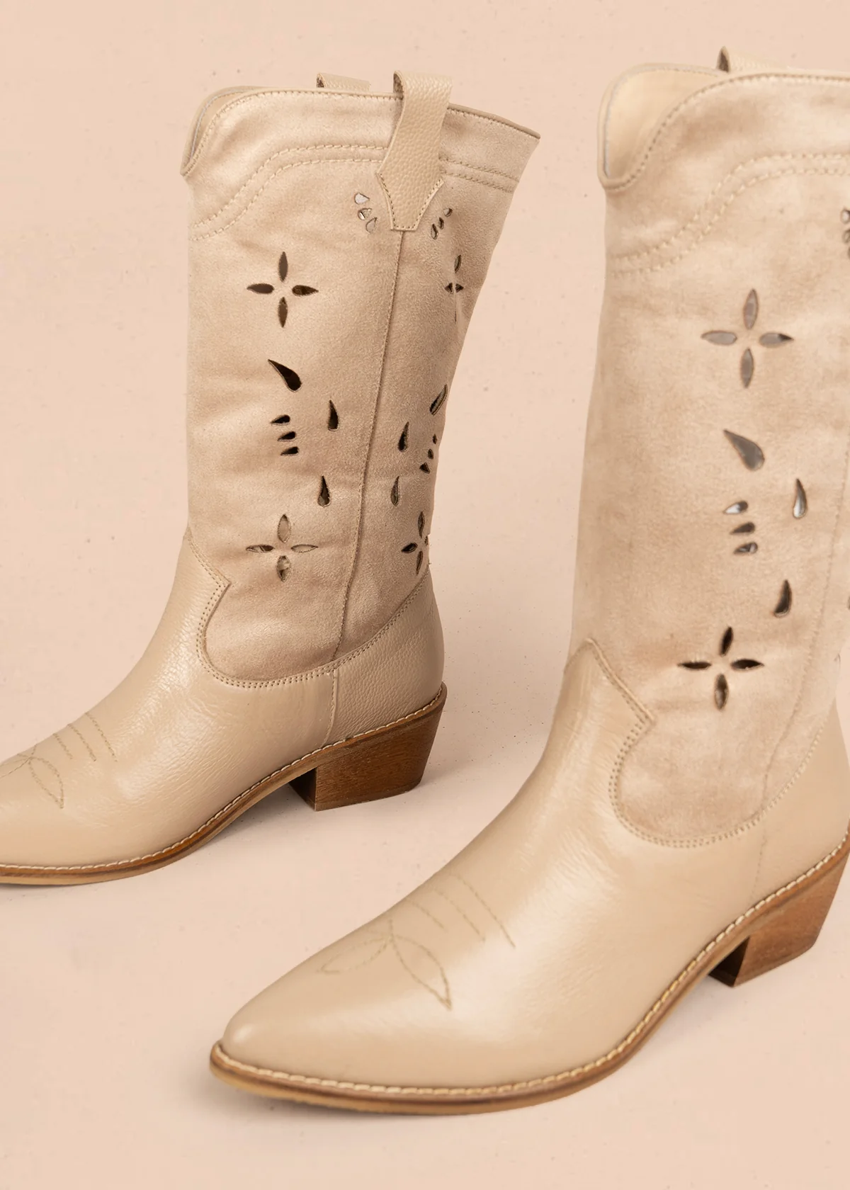 Botas texanas en cuero color beige caña en textil y perforaciones 106166 - Image 5