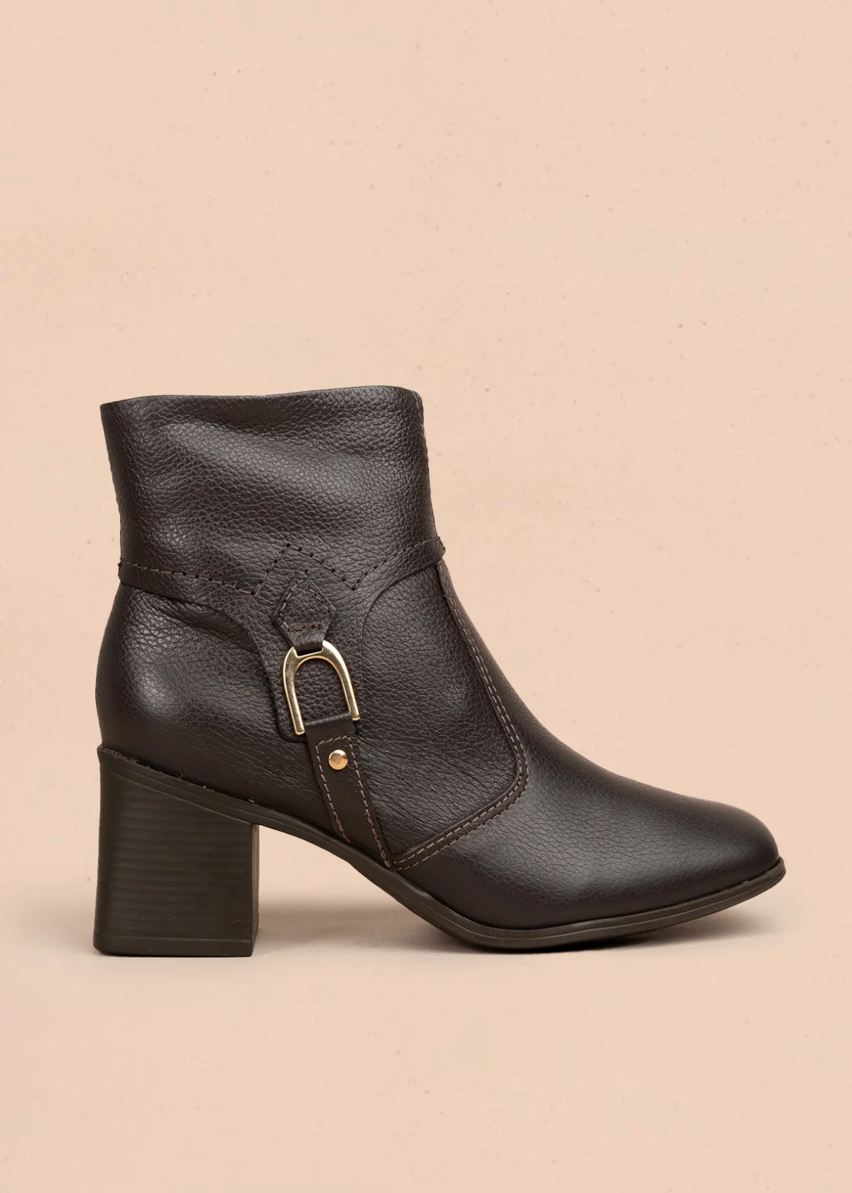Bota en cuero color café con hebilla decorativa y acabado elegante 105943