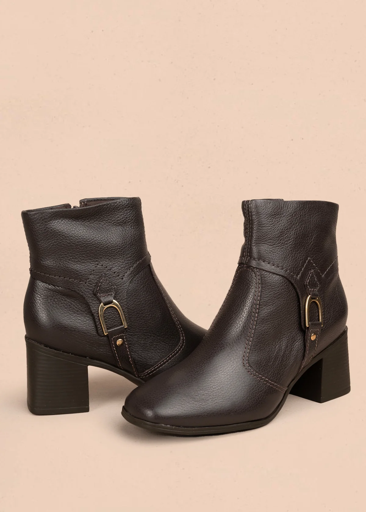 Bota en cuero color café con hebilla decorativa y acabado elegante 105943 - Image 2
