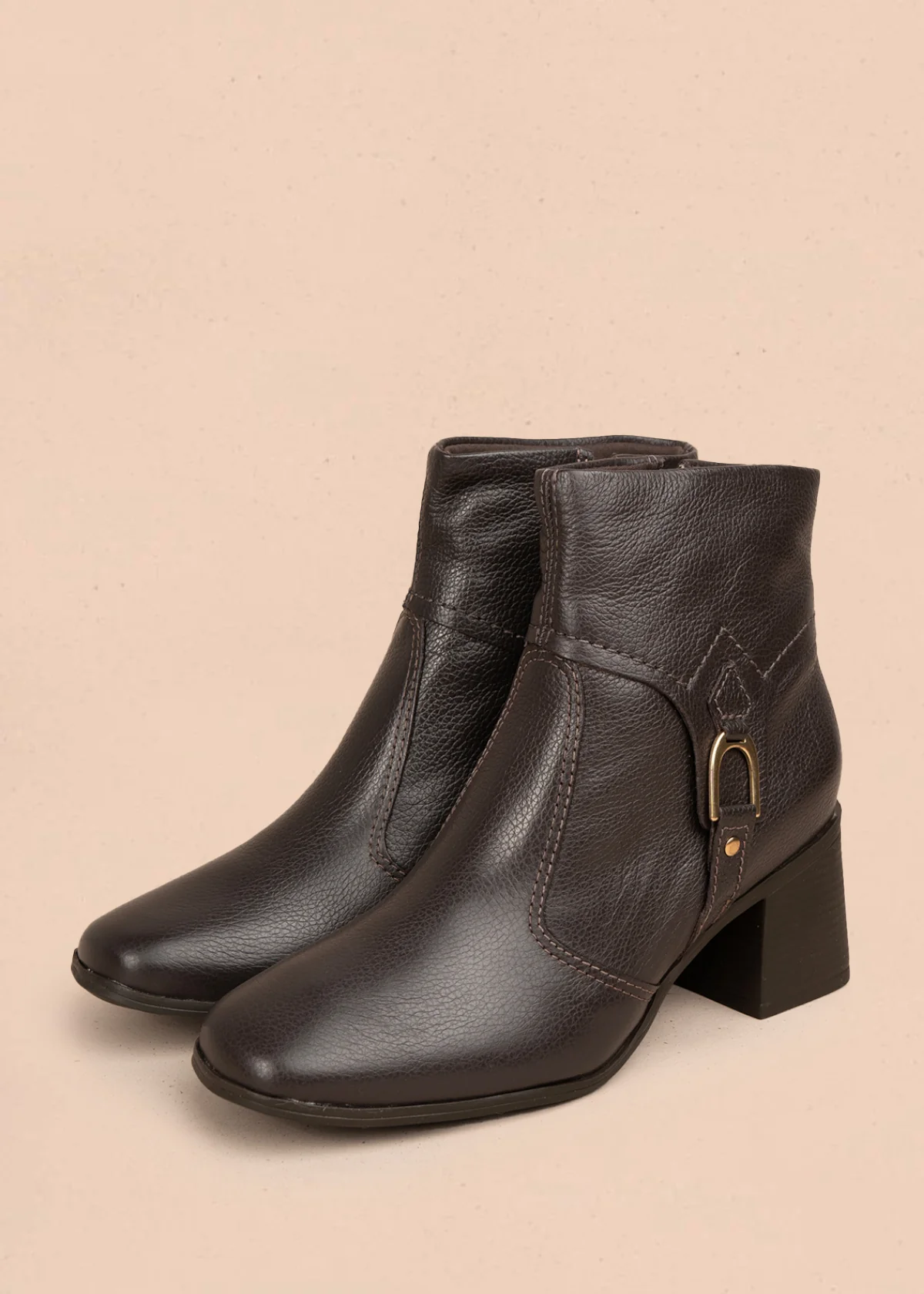 Bota en cuero color café con hebilla decorativa y acabado elegante 105943 - Image 3