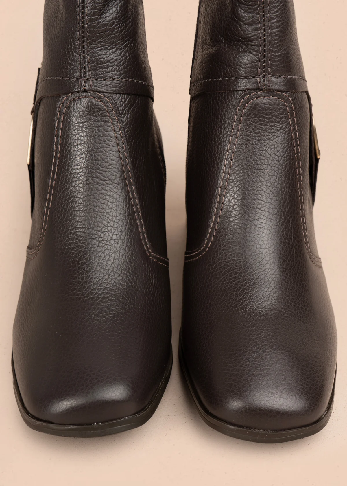 Bota en cuero color café con hebilla decorativa y acabado elegante 105943 - Image 5