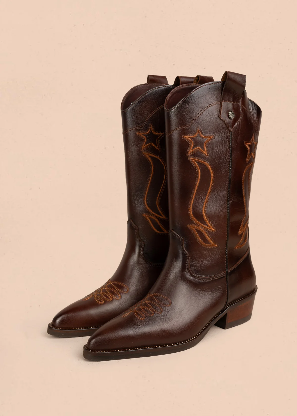 Bota texana en cuero color café con bordado de estrellas y líneas curvas 105950 - Image 3