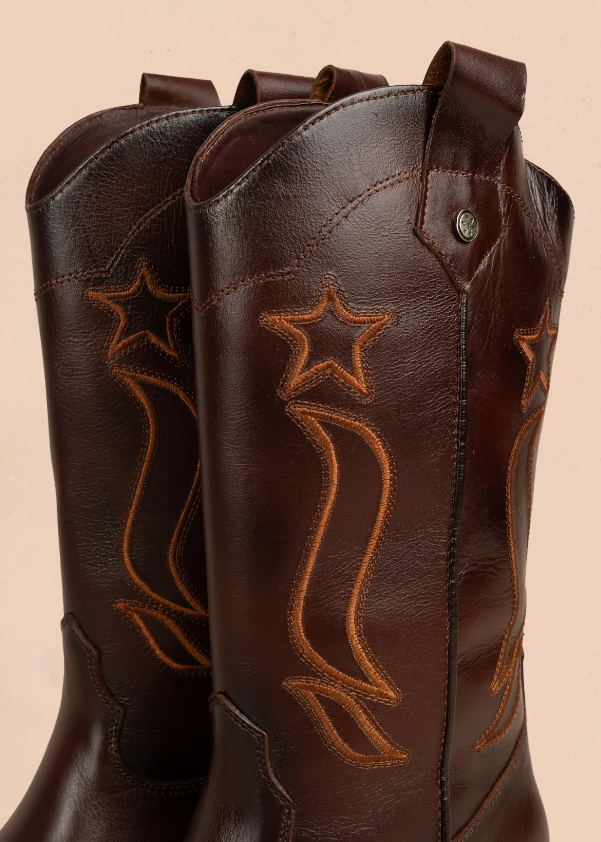Bota texana en cuero color café con bordado de estrellas y líneas curvas 105950 - Image 4