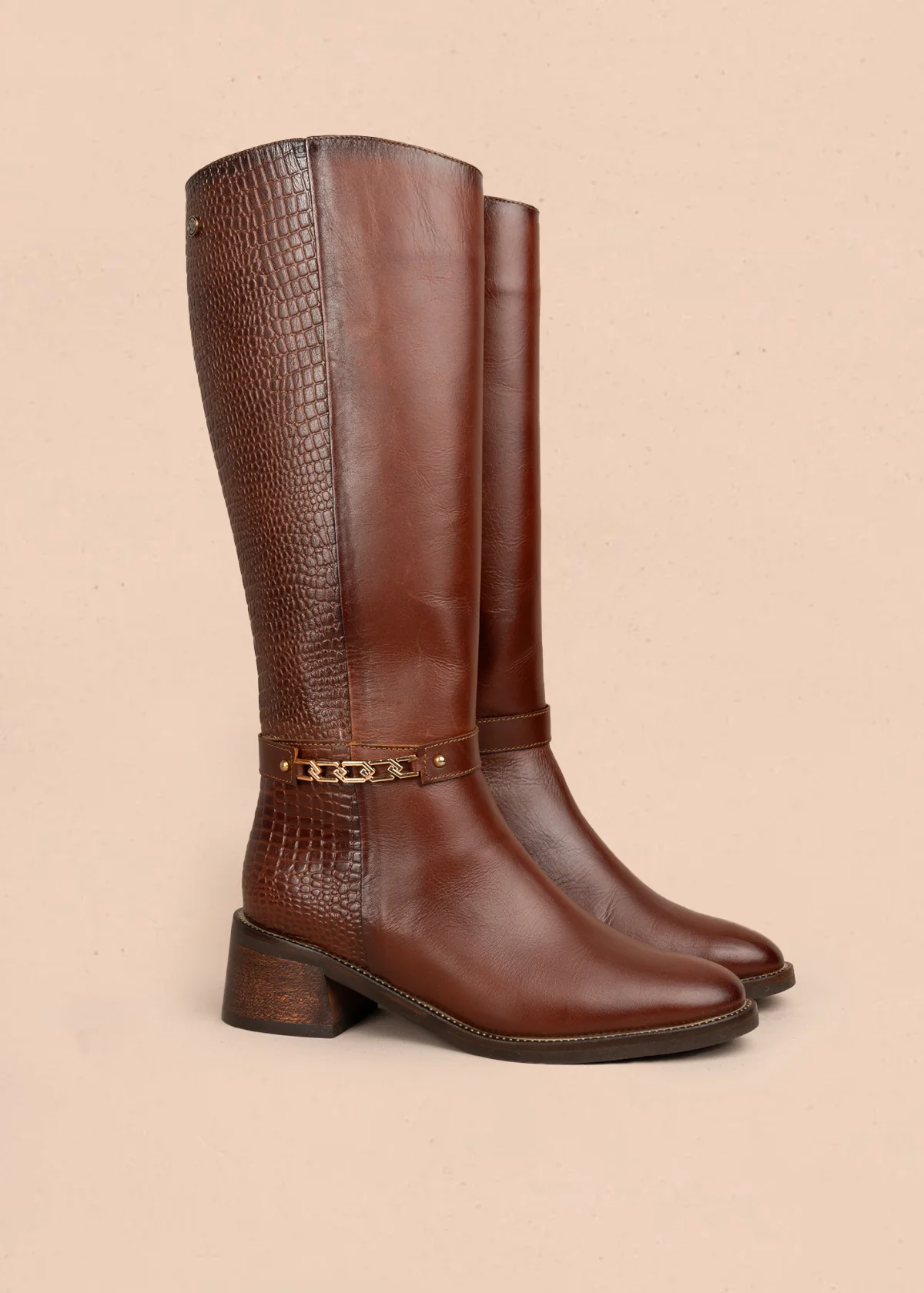 Bota en cuero color café con textura croco y detalle de cadena 105969 - Image 2