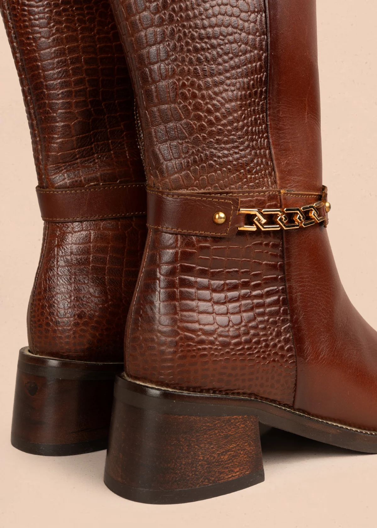 Bota en cuero color café con textura croco y detalle de cadena 105969 - Image 5