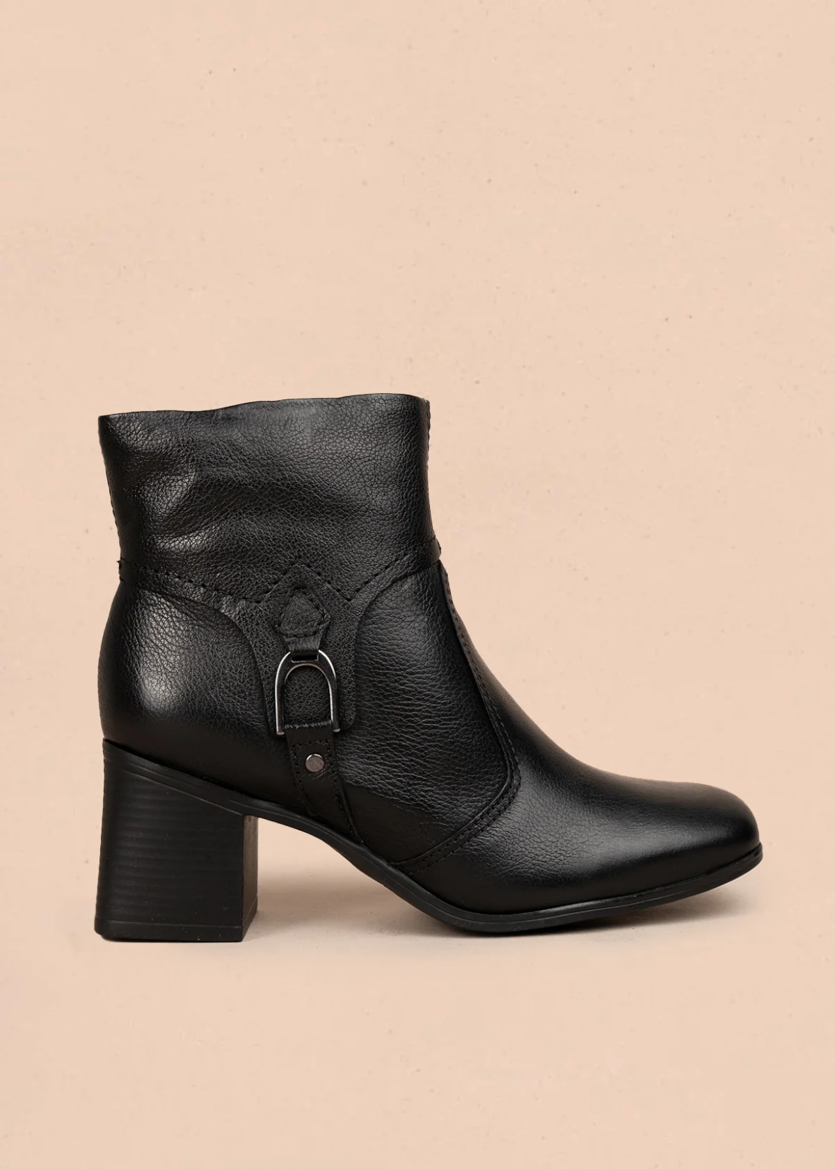 Bota en cuero color negro con hebilla decorativa y acabado elegante 105943