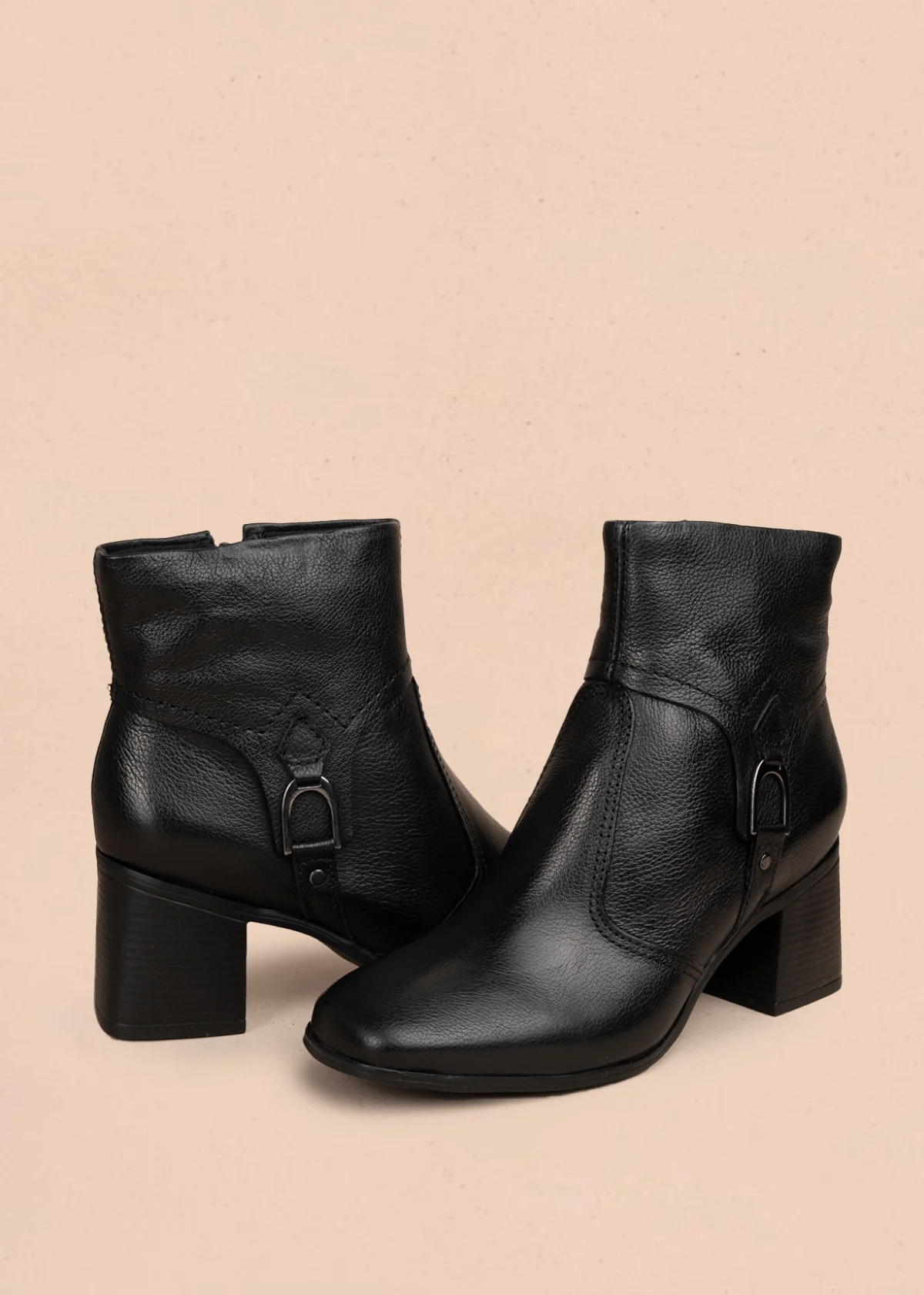 Bota en cuero color negro con hebilla decorativa y acabado elegante 105943 - Image 2