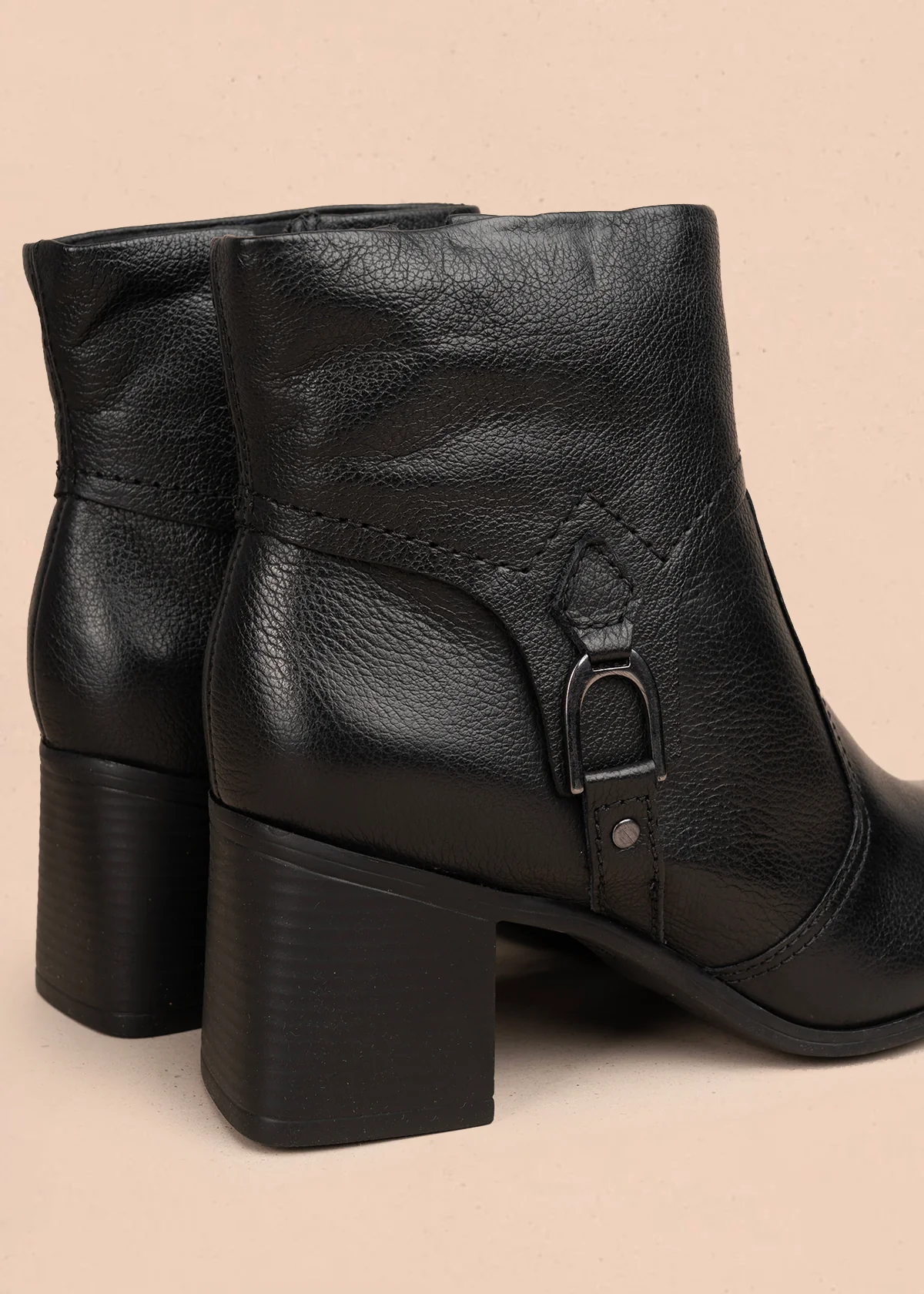 Bota en cuero color negro con hebilla decorativa y acabado elegante 105943 - Image 6