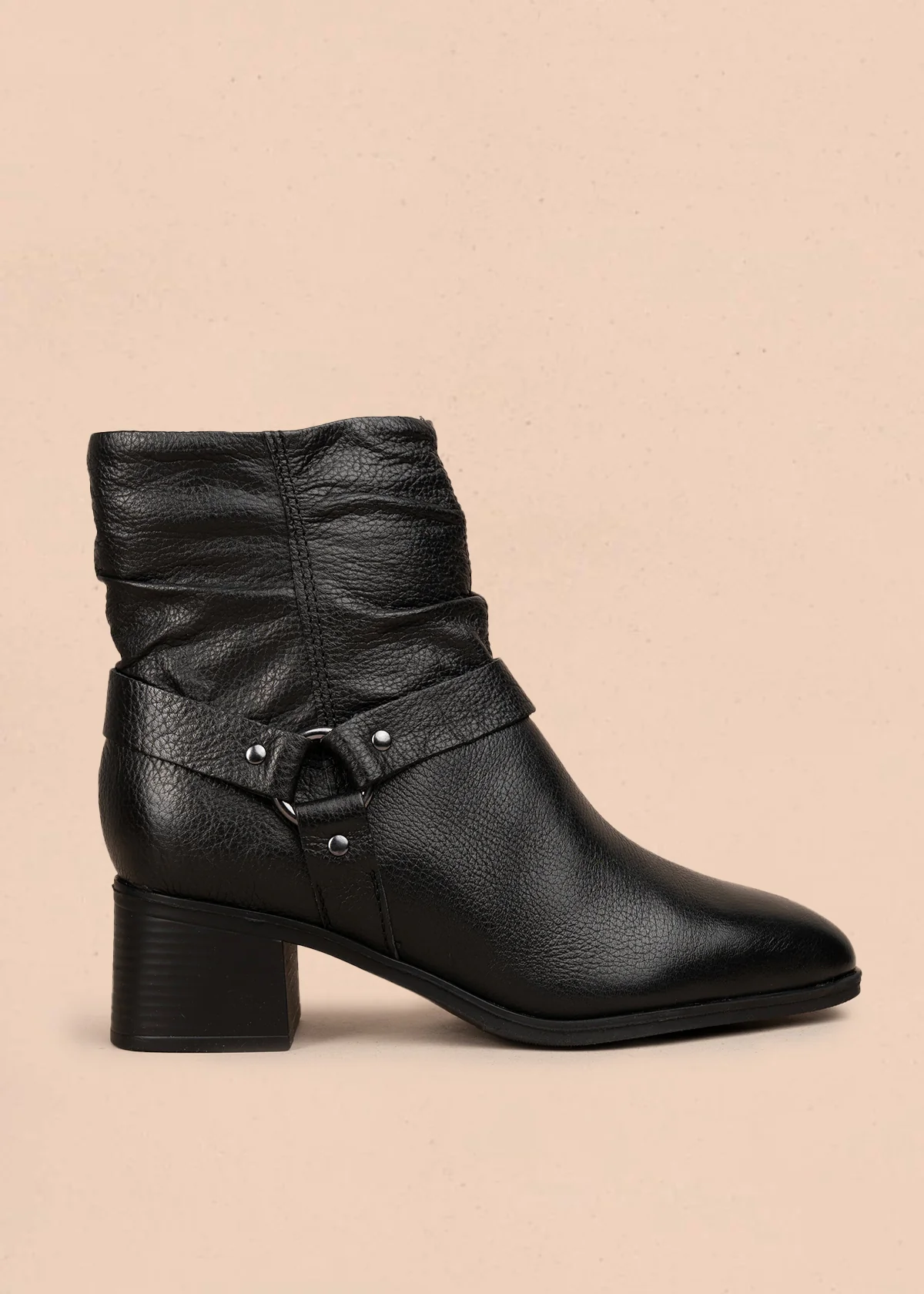 Bota en cuero color negro con efecto arrugado y detalles en metal 105945