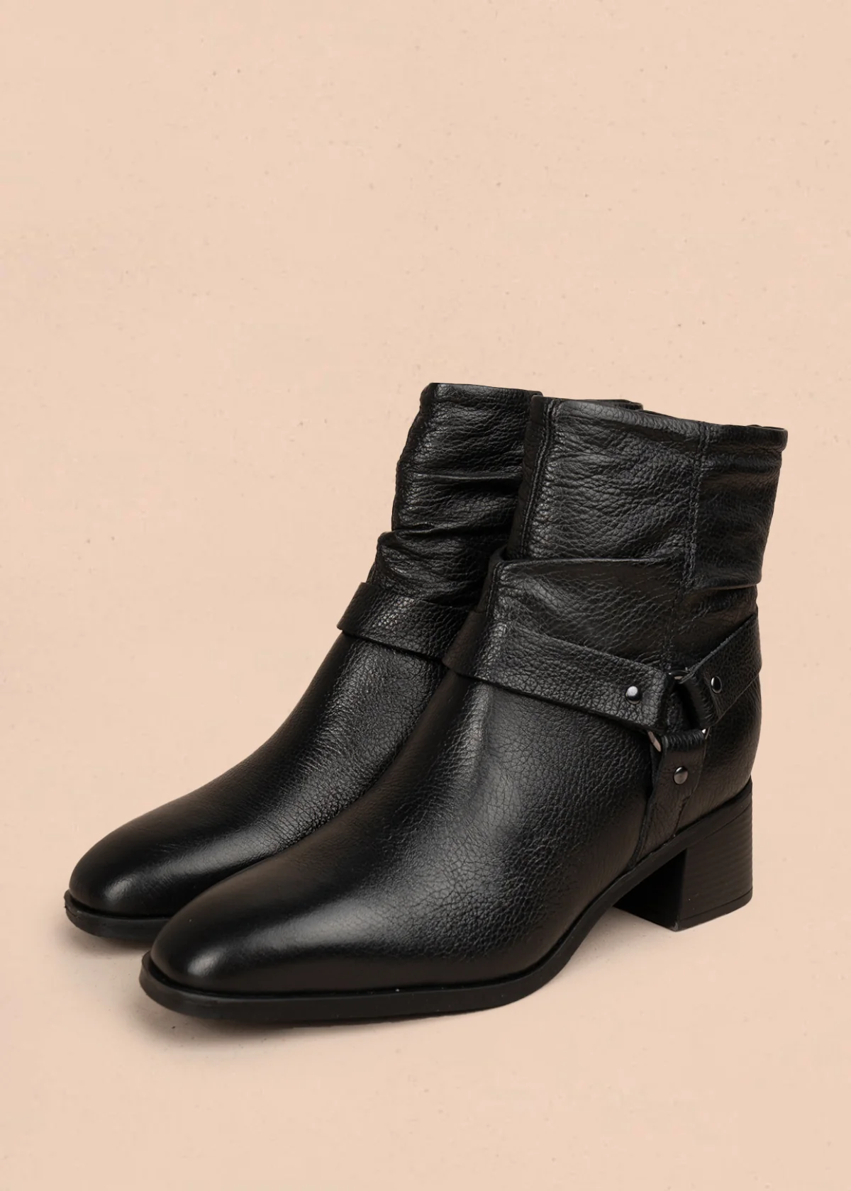 Bota en cuero color negro con efecto arrugado y detalles en metal 105945 - Image 2