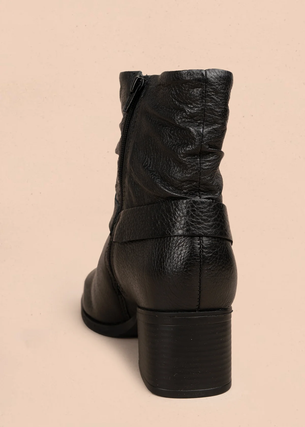 Bota en cuero color negro con efecto arrugado y detalles en metal 105945 - Image 5
