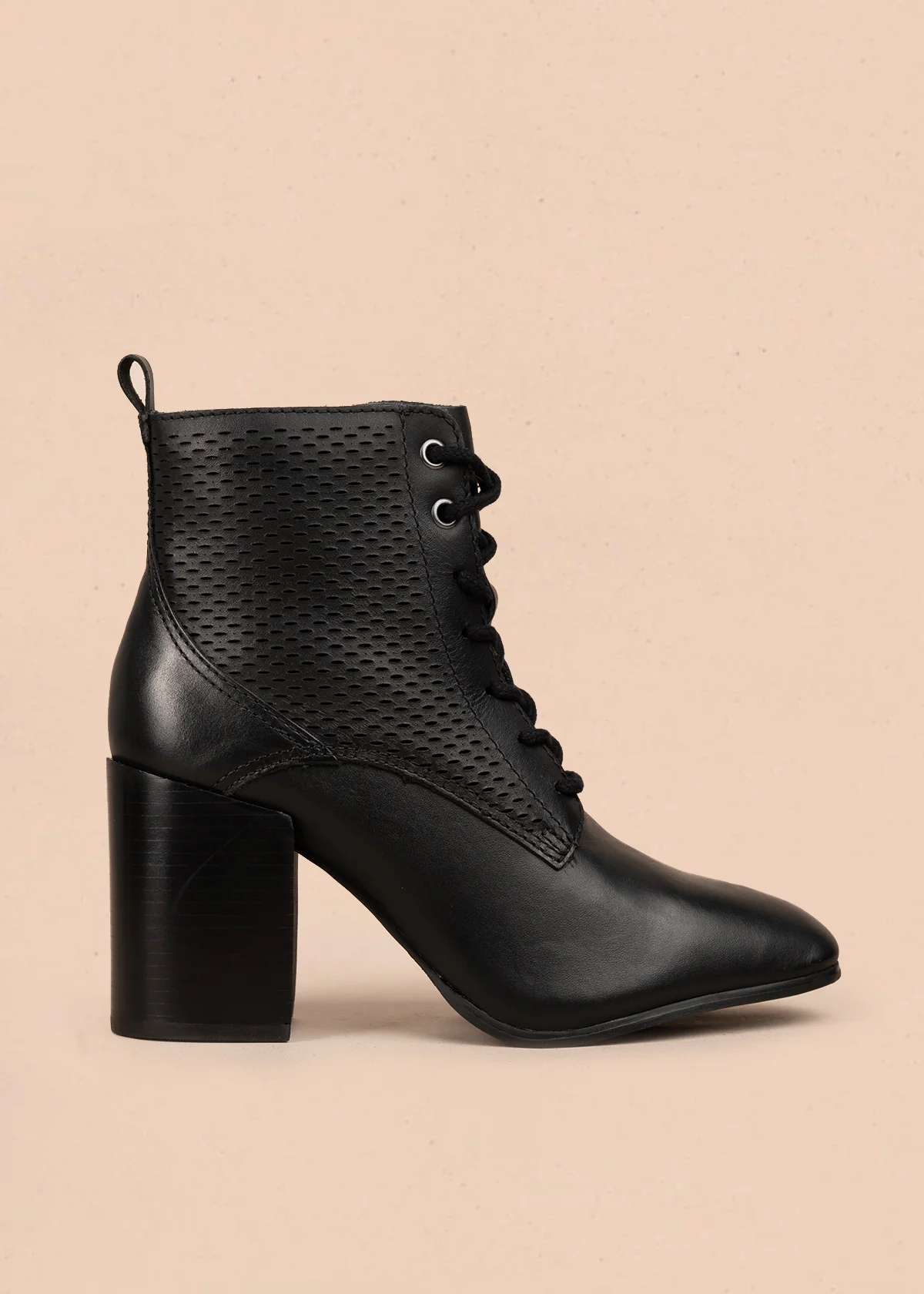 Bota en cuero color negro con tacón alto y diseño troquelado 105946