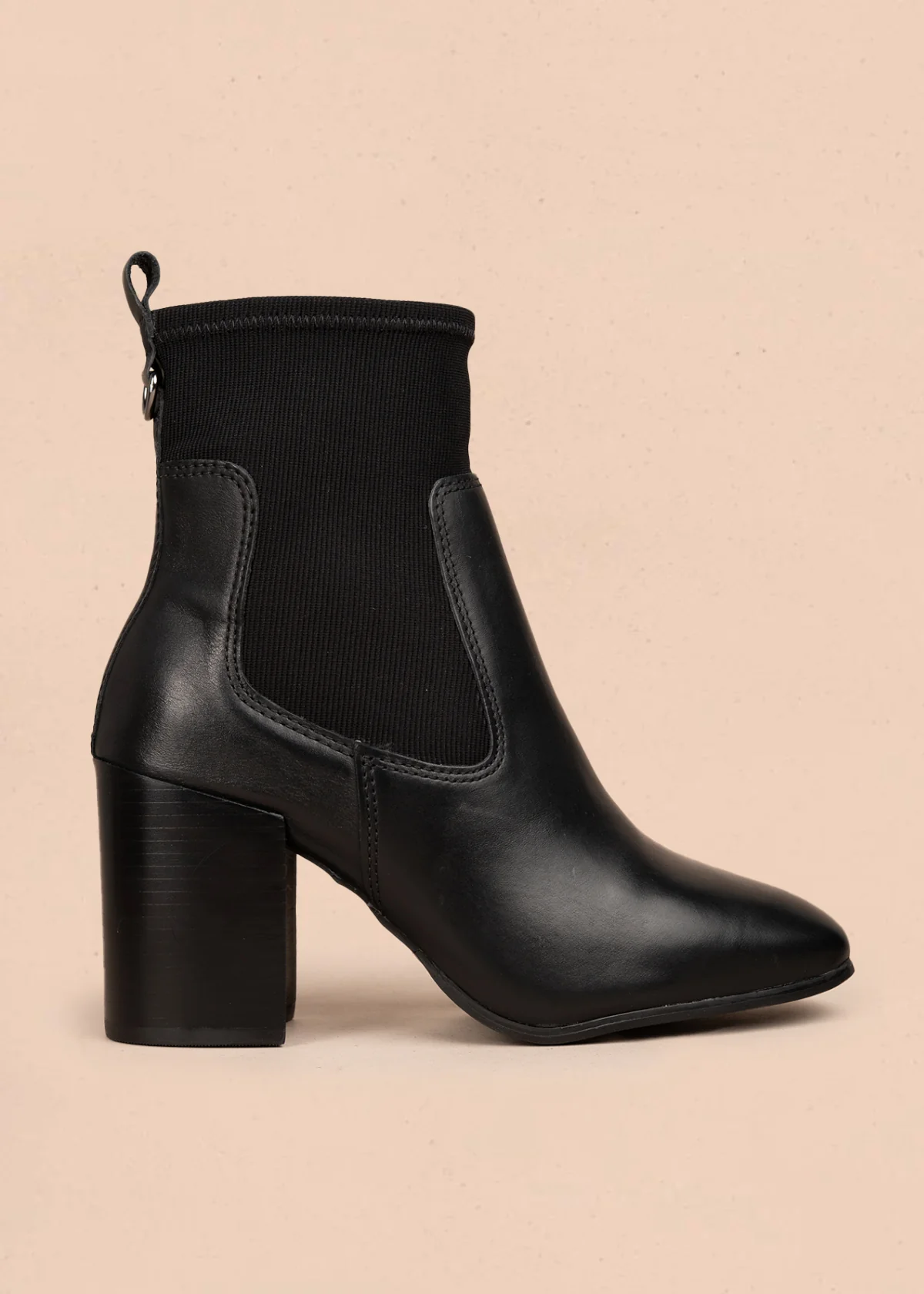 Bota en cuero color negro con diseño tipo calcetín y tacón alto 105947