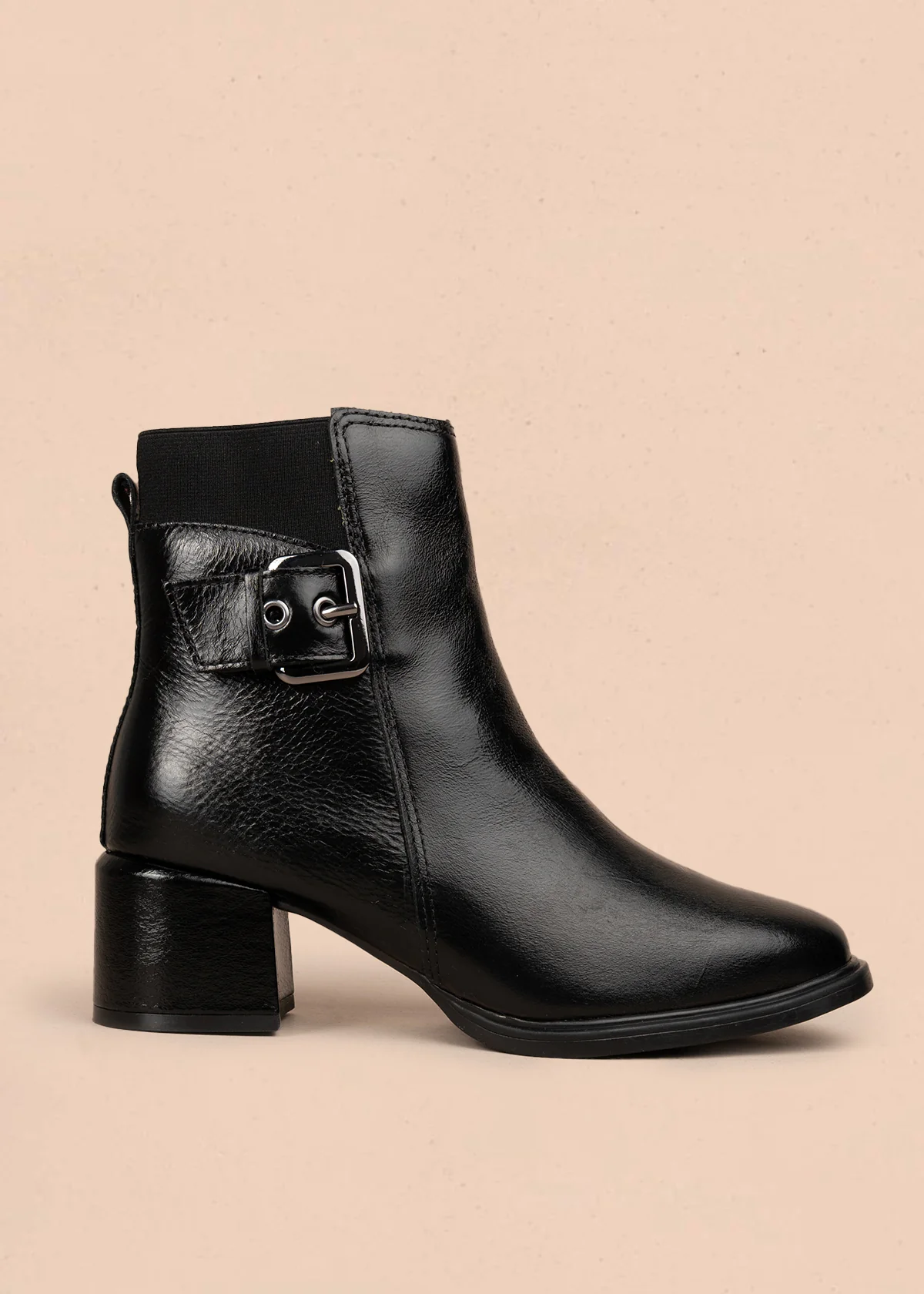 Bota en cuero color negro con acabado brillante y hebilla decorativa 105948