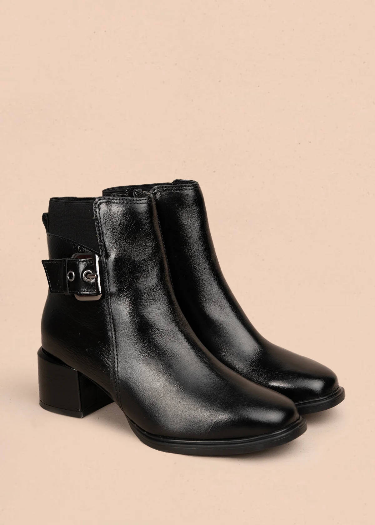 Bota en cuero color negro con acabado brillante y hebilla decorativa 105948 - Image 2