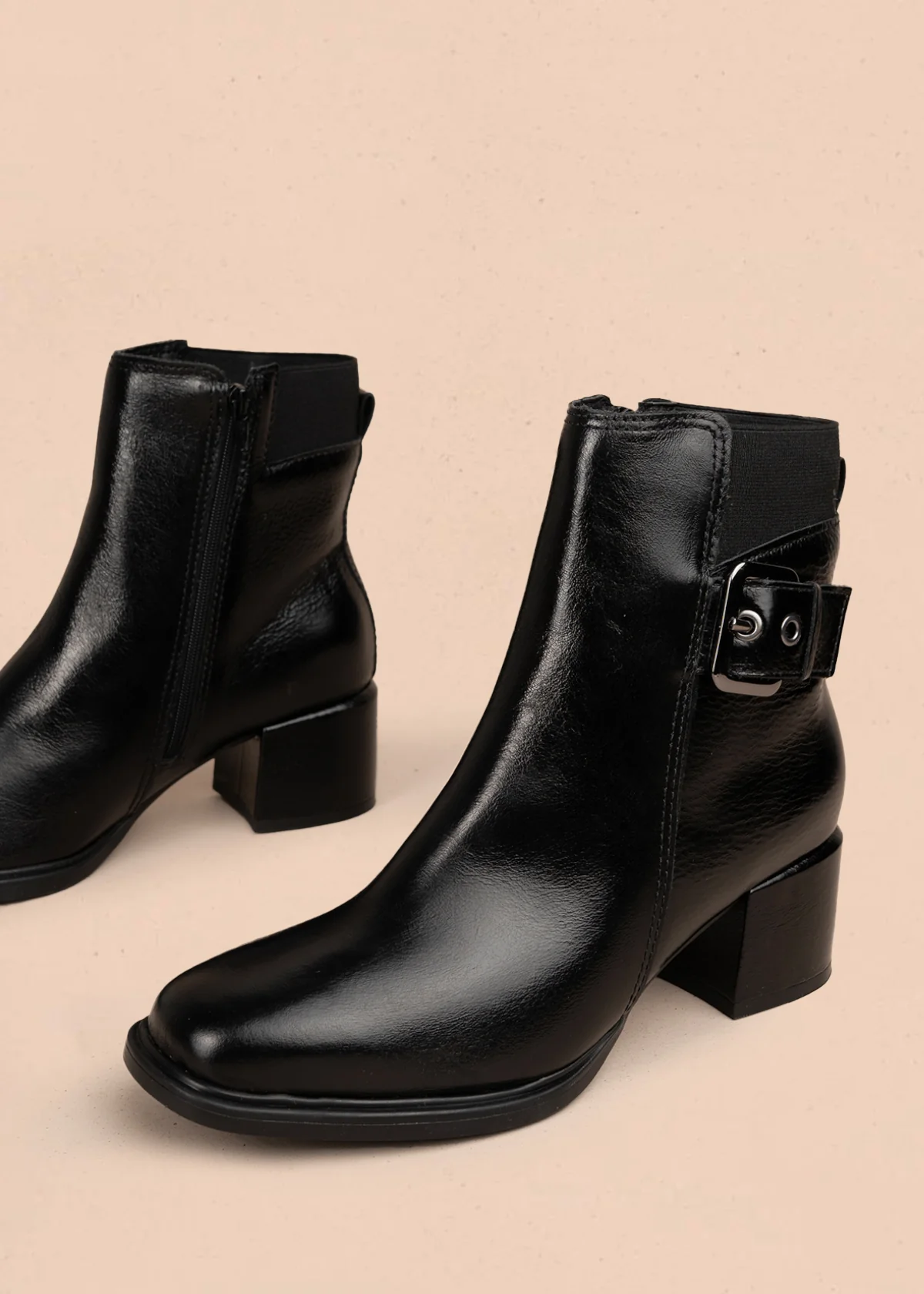 Bota en cuero color negro con acabado brillante y hebilla decorativa 105948 - Image 3