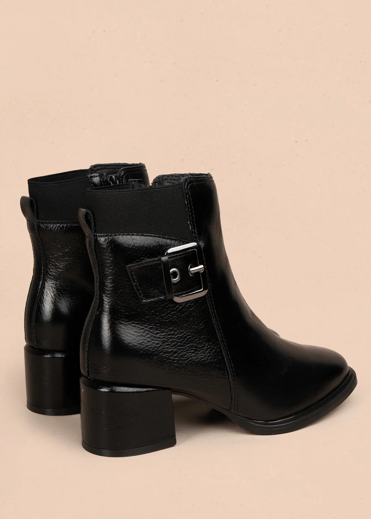 Bota en cuero color negro con acabado brillante y hebilla decorativa 105948 - Image 4