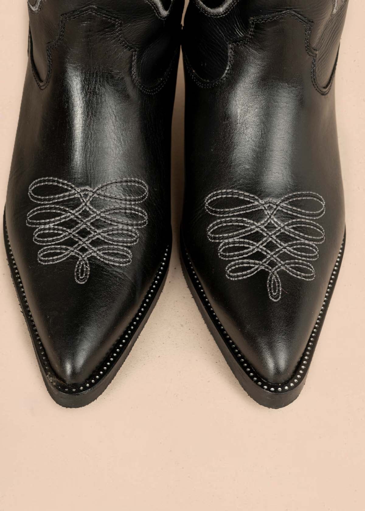 Bota texana en cuero color negro con bordado de estrellas y líneas curvas 105950 - Image 5