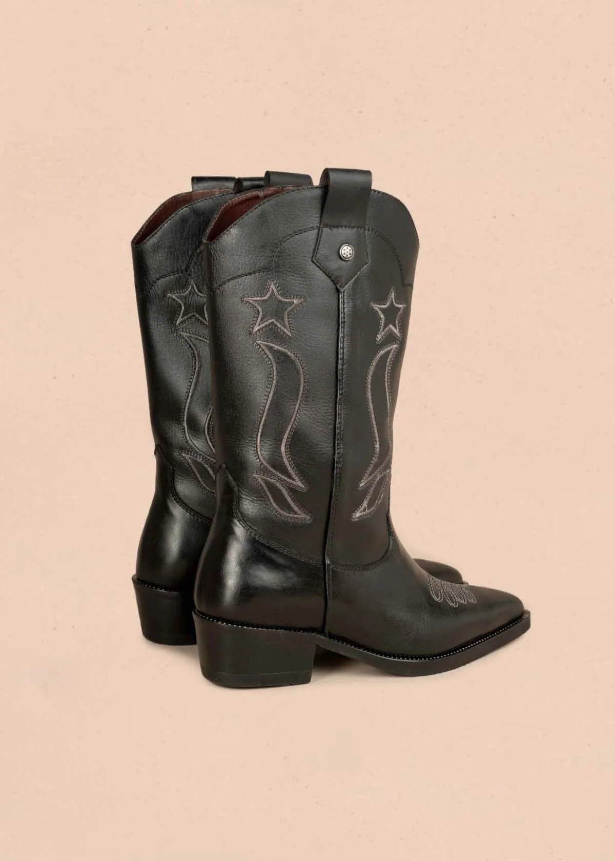 Bota texana en cuero color negro con bordado de estrellas y líneas curvas 105950 - Image 7