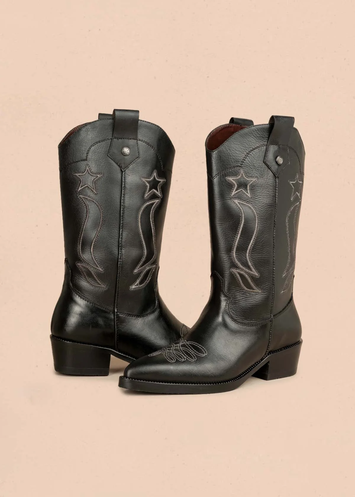 Bota texana en cuero color negro con bordado de estrellas y líneas curvas 105950 - Image 8