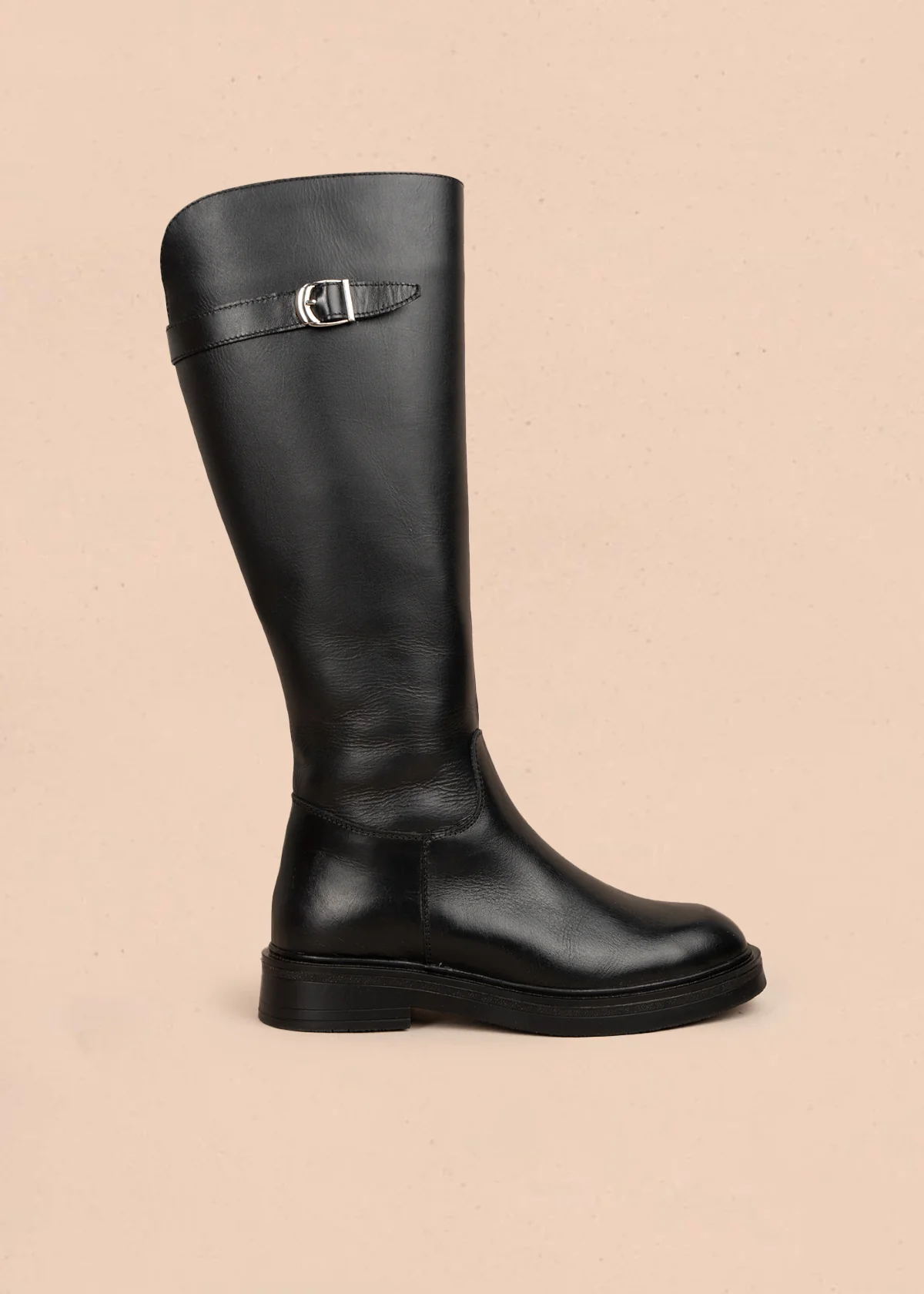 Bota en cuero color negro con diseño clásico y cierre lateral 105964